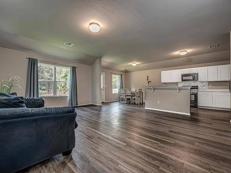 1332 Dustin DR, Edmond, OK 73003