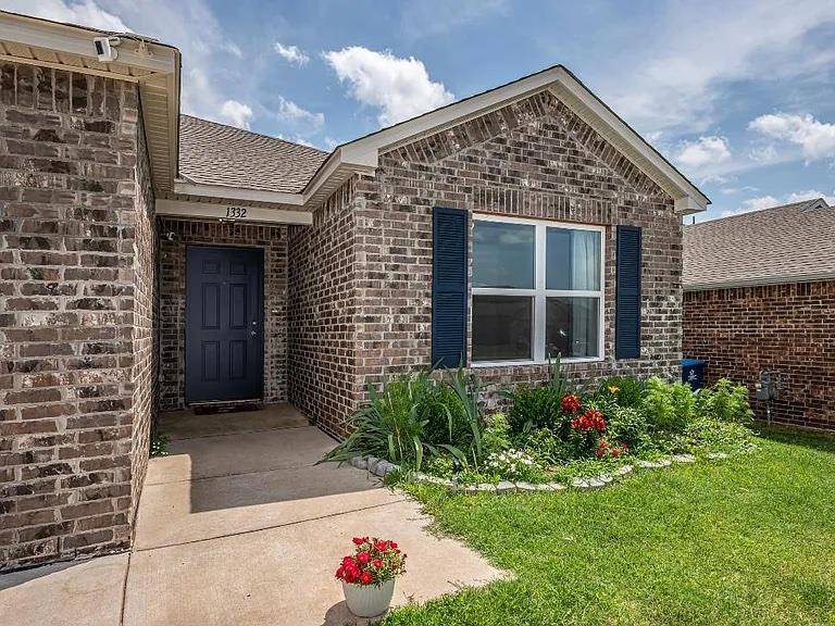 1332 Dustin DR, Edmond, OK 73003
