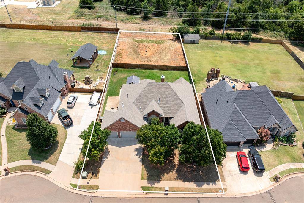 3308 Huntsman CT, Edmond, OK 73003
