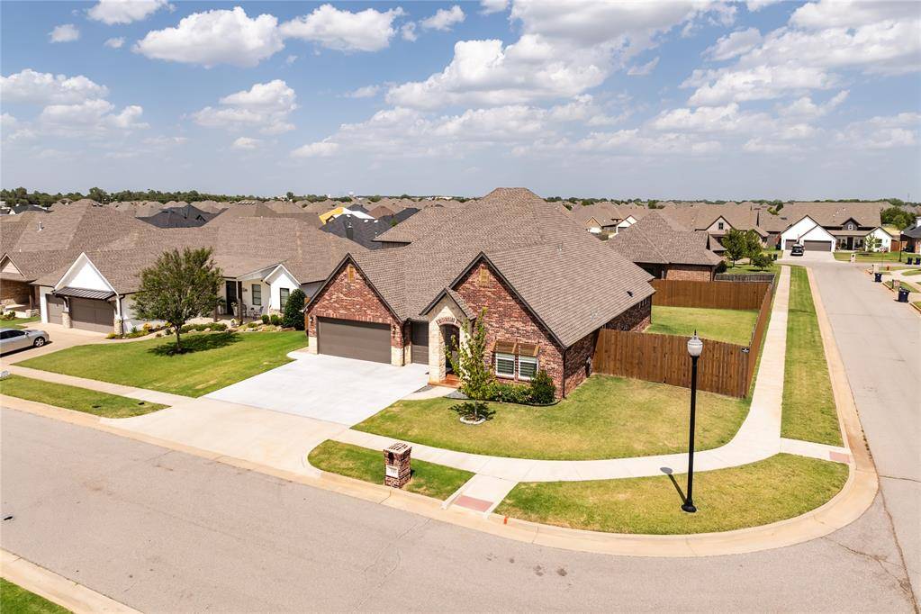300 Bray LN, Yukon, OK 73099