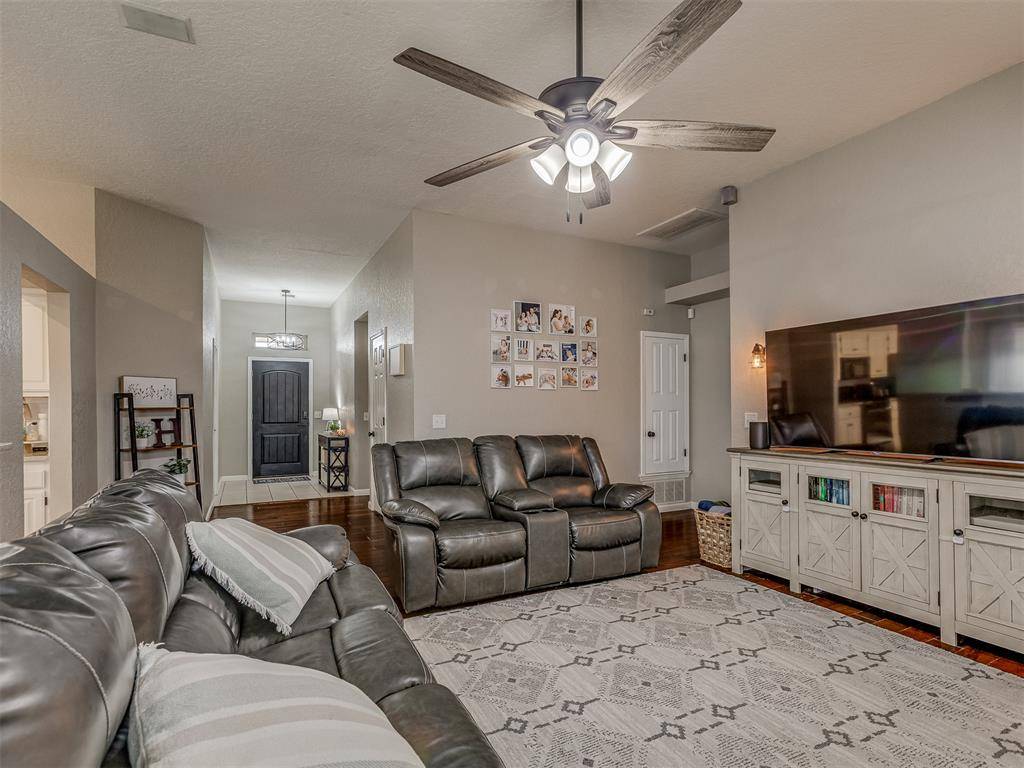 1617 Pinnacle LN, Edmond, OK 73003
