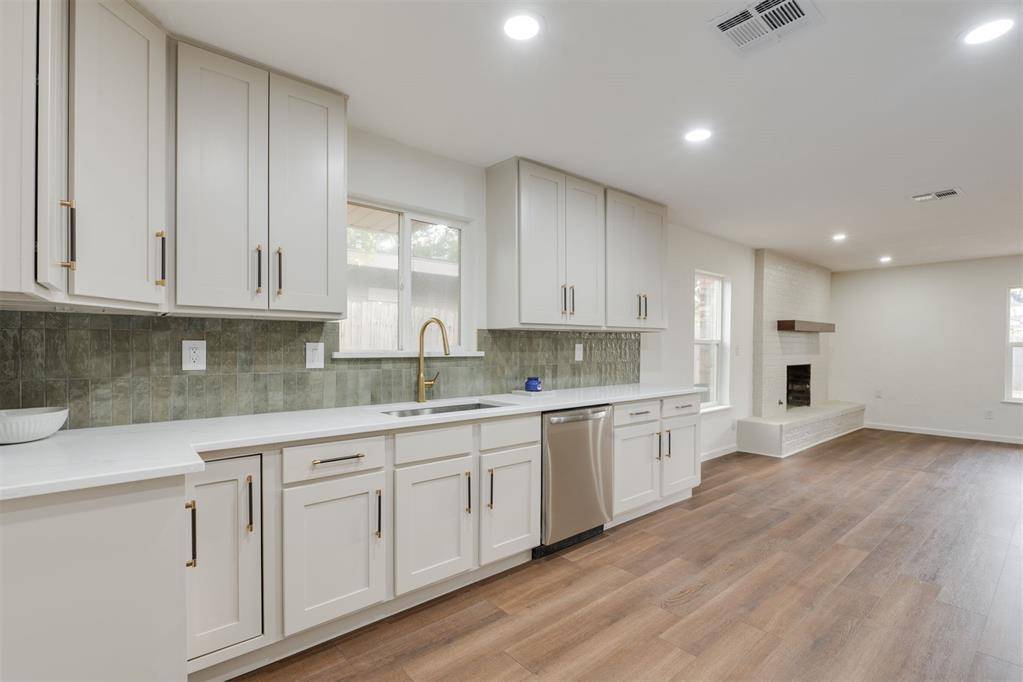 2733 Manchester DR, The Village, OK 73120