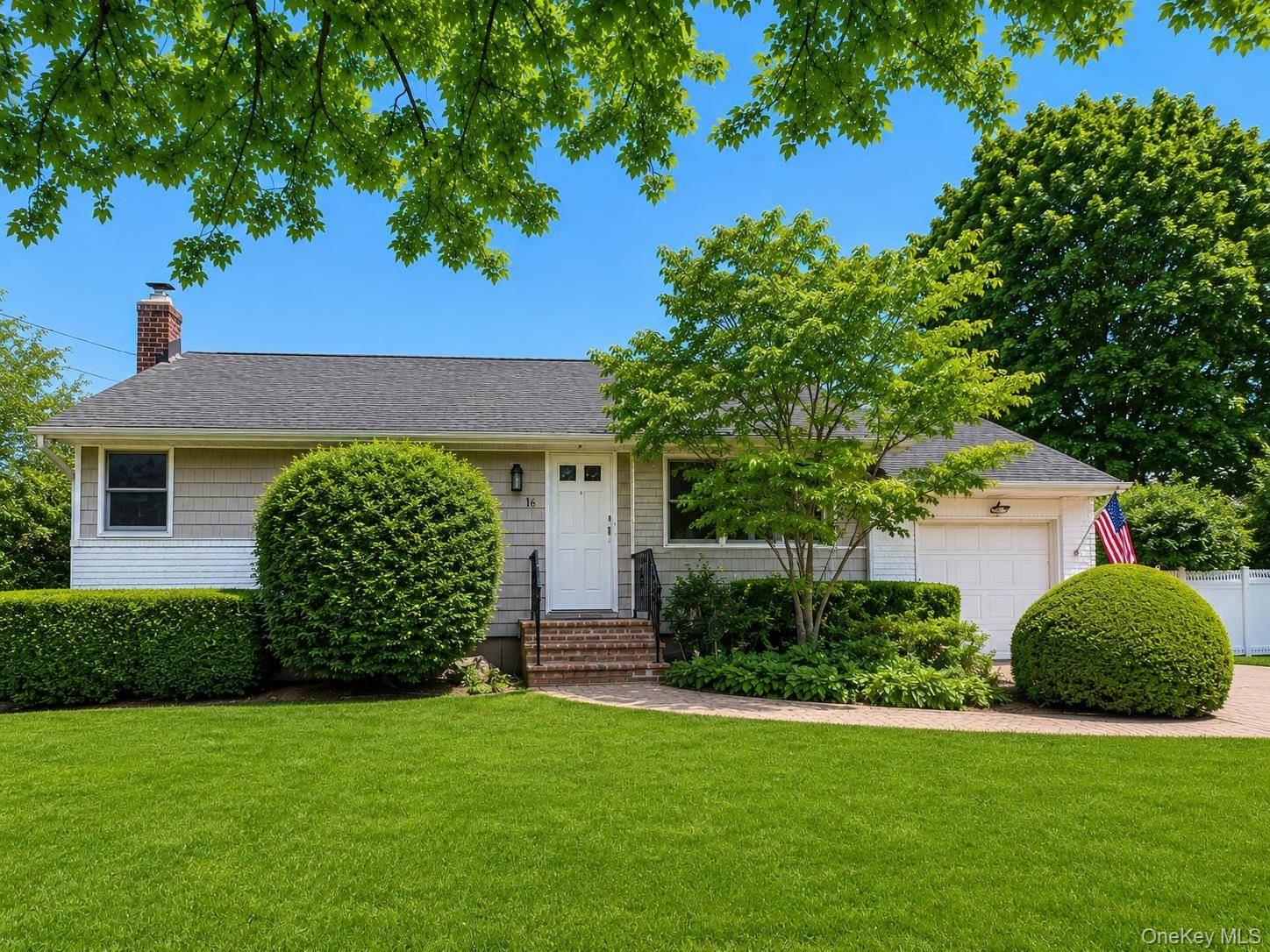 16 Clay Pitts RD, Greenlawn, NY 11740