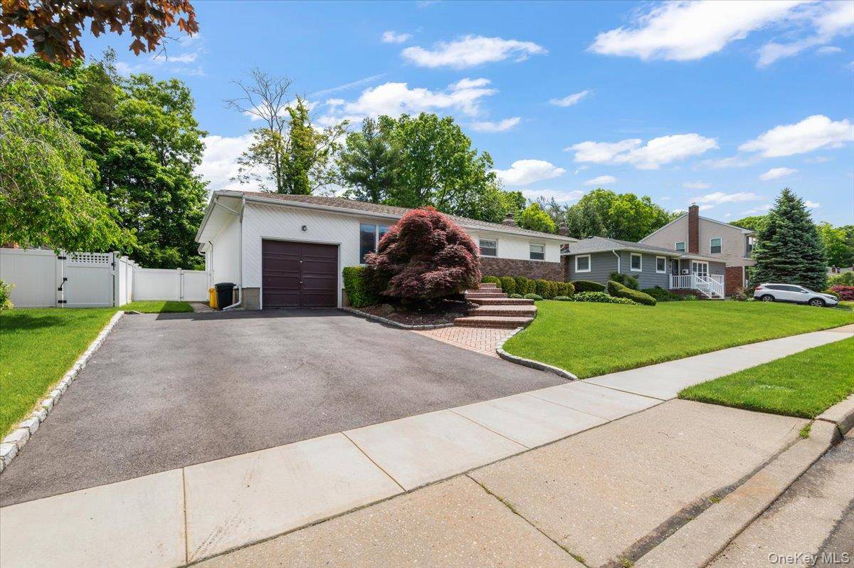 21 Beaumont DR, Plainview, NY 11803