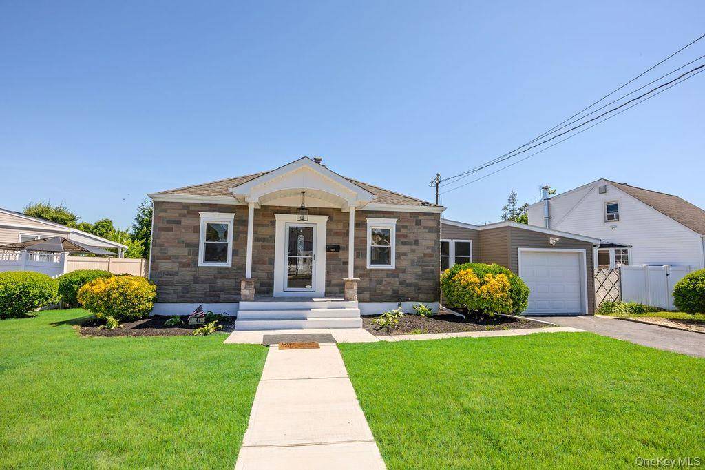 47 Walnut AVE, Farmingdale, NY 11735