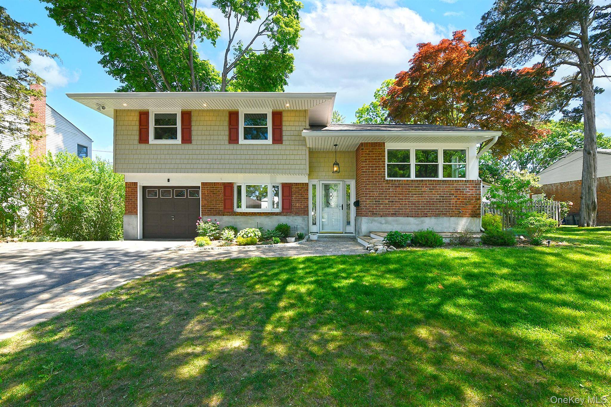 7 Rensselaer DR, Commack, NY 11725