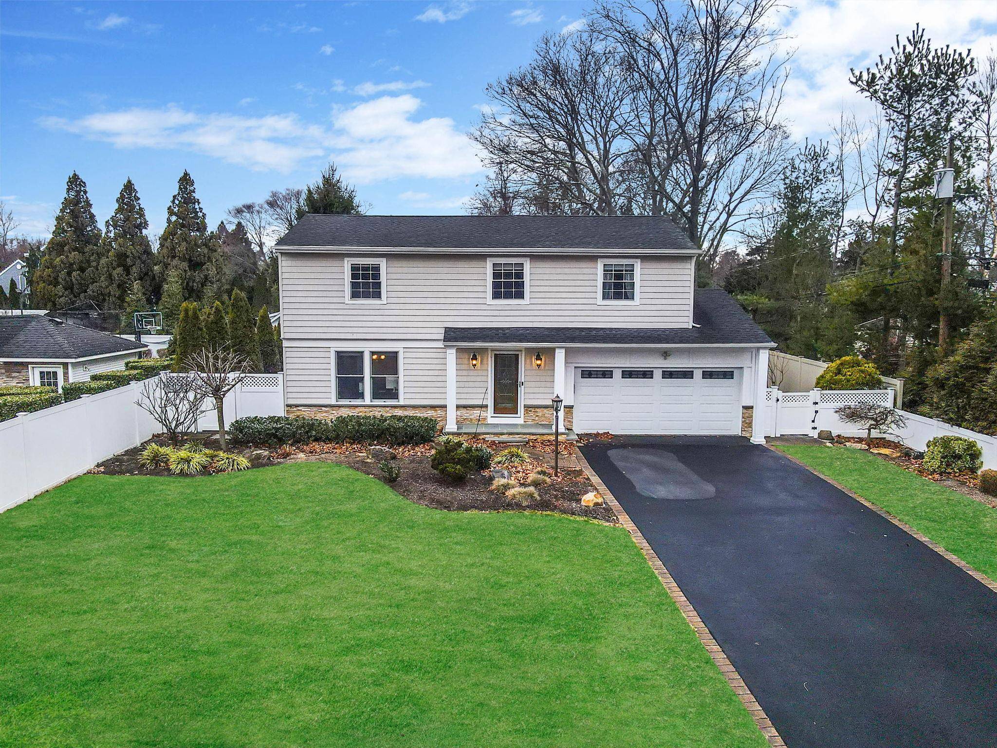 4 Newton RD, Hauppauge, NY 11788