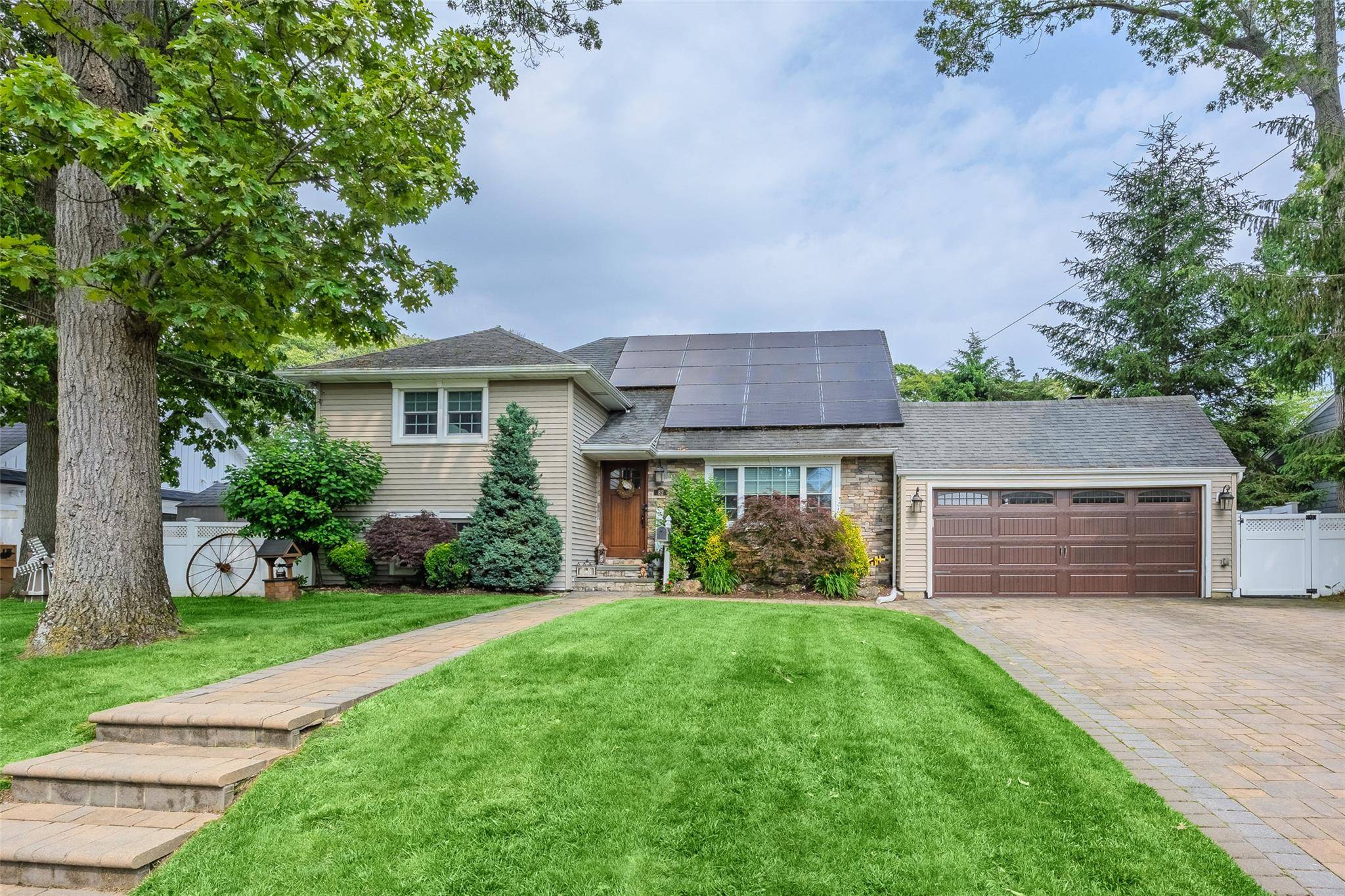 82 Algonquin AVE, Massapequa, NY 11758
