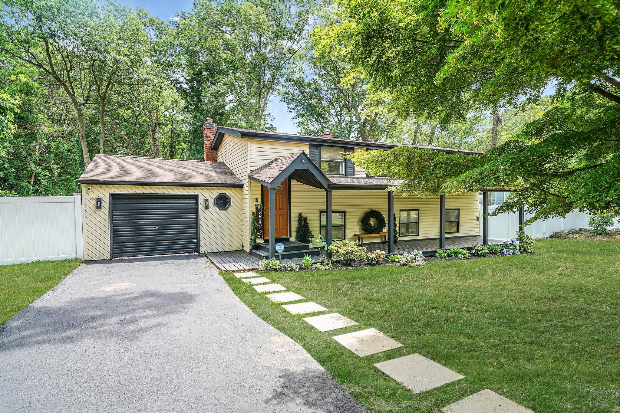 15 Woodchuck LN, East Setauket, NY 11733