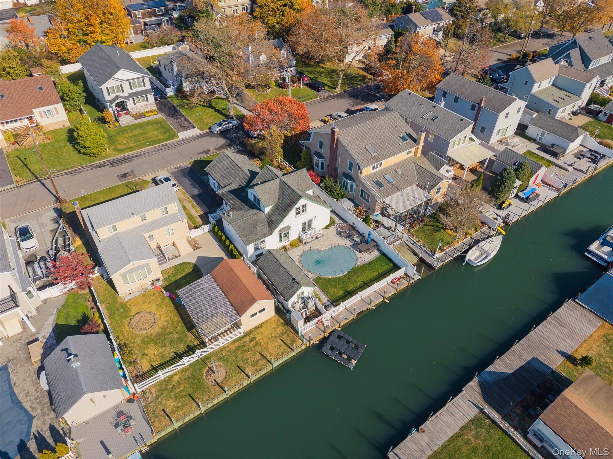 38 Bayside PL, Amityville, NY 11701