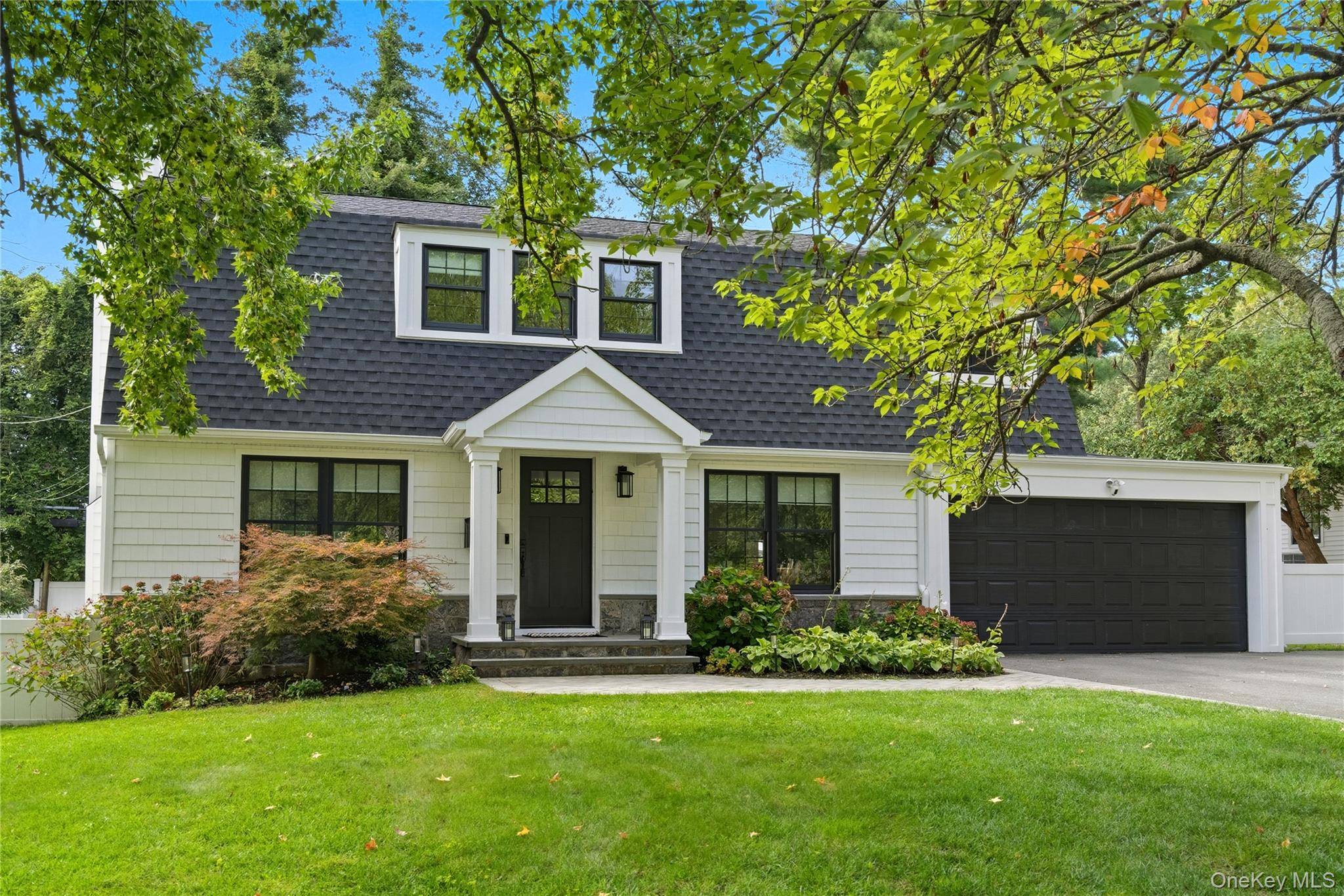 17 Entrance RD, East Hills, NY 11577