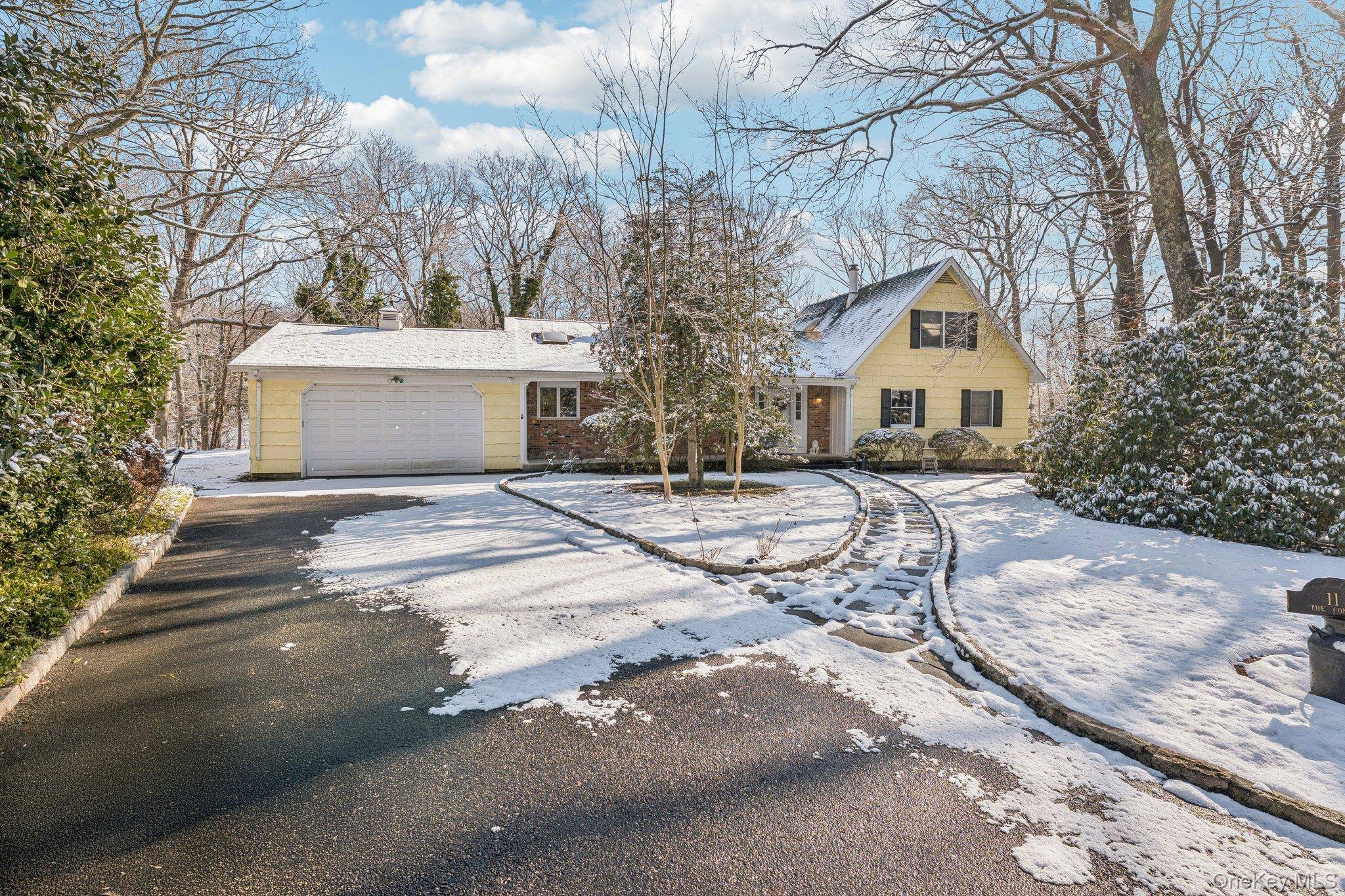 11 Lodge LN, Belle Terre, NY 11777