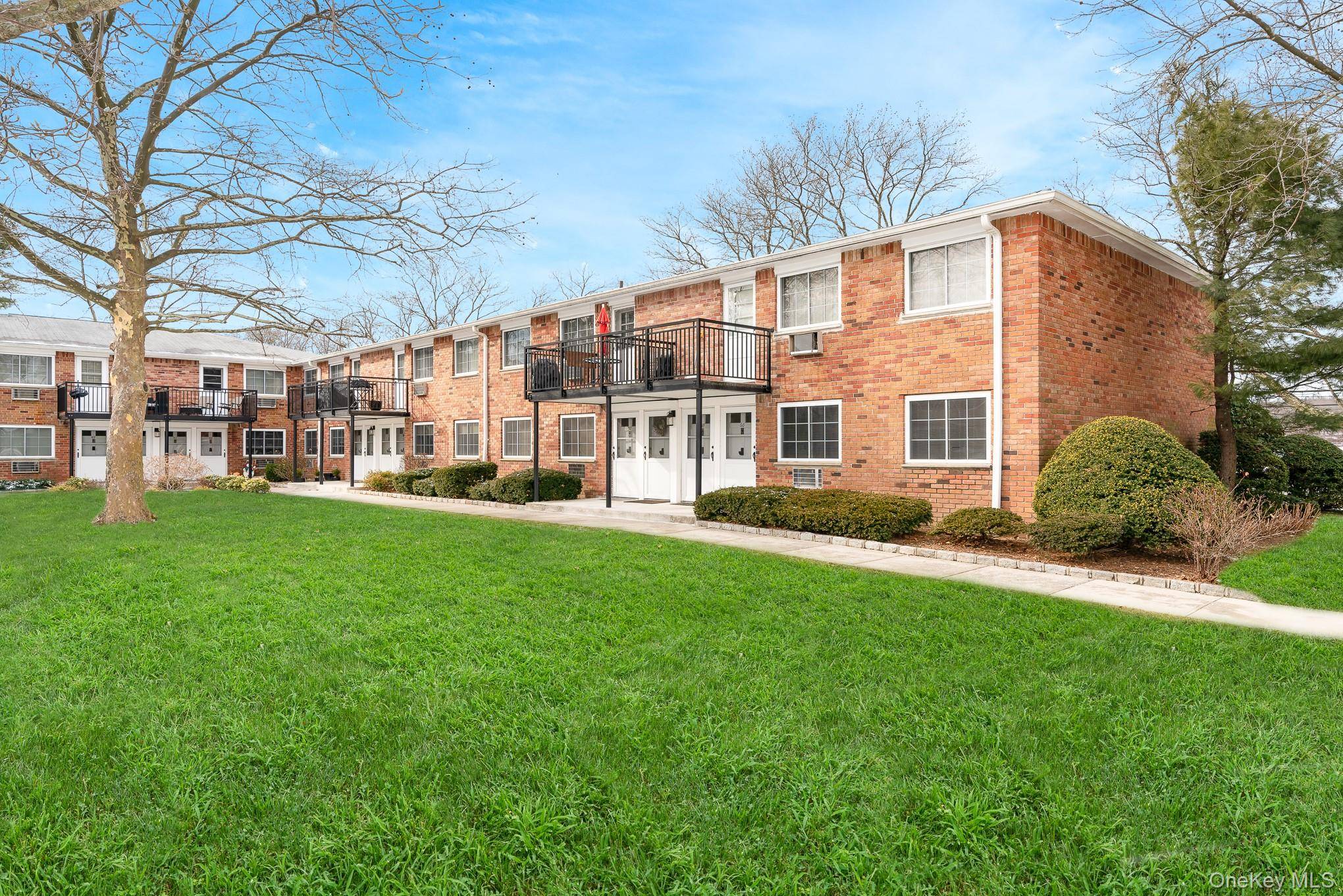1233 Melville RD #60, East Farmingdale, NY 11753