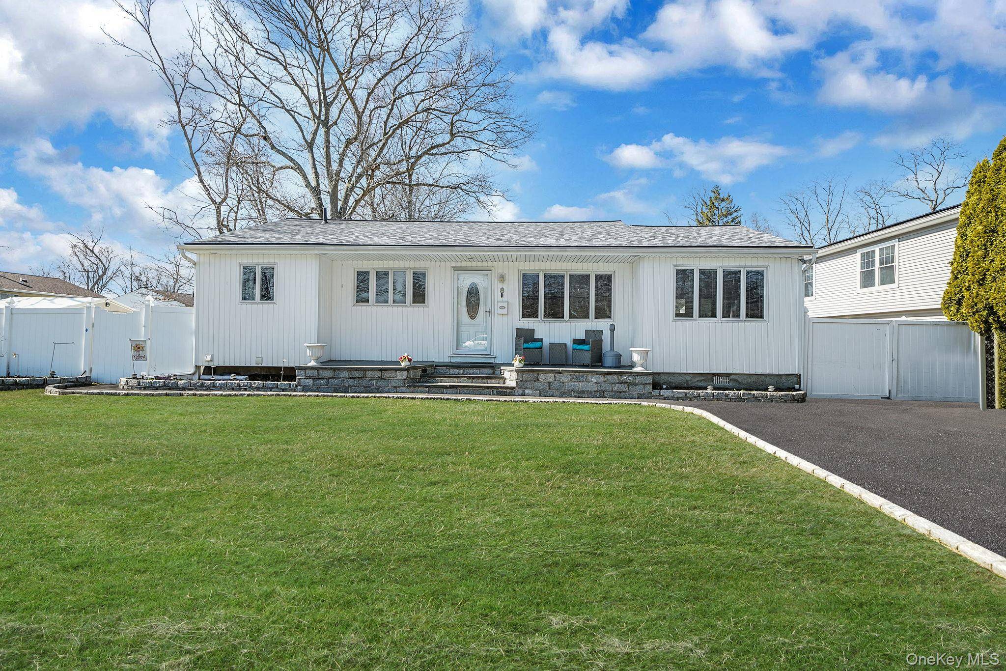 8 Sunset AVE, Wheatley Heights, NY 11798