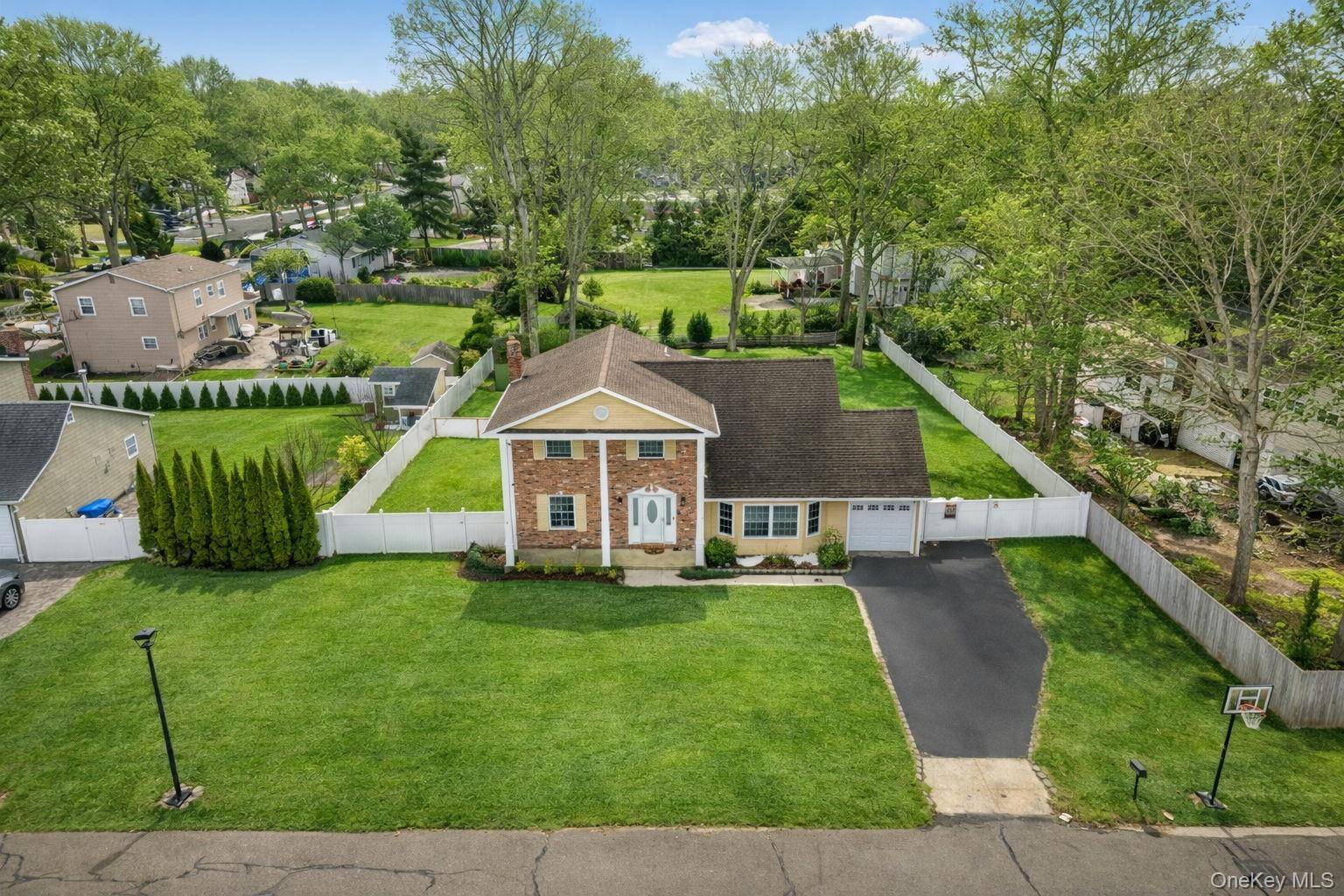 4 Rowe ST, Coram, NY 11727