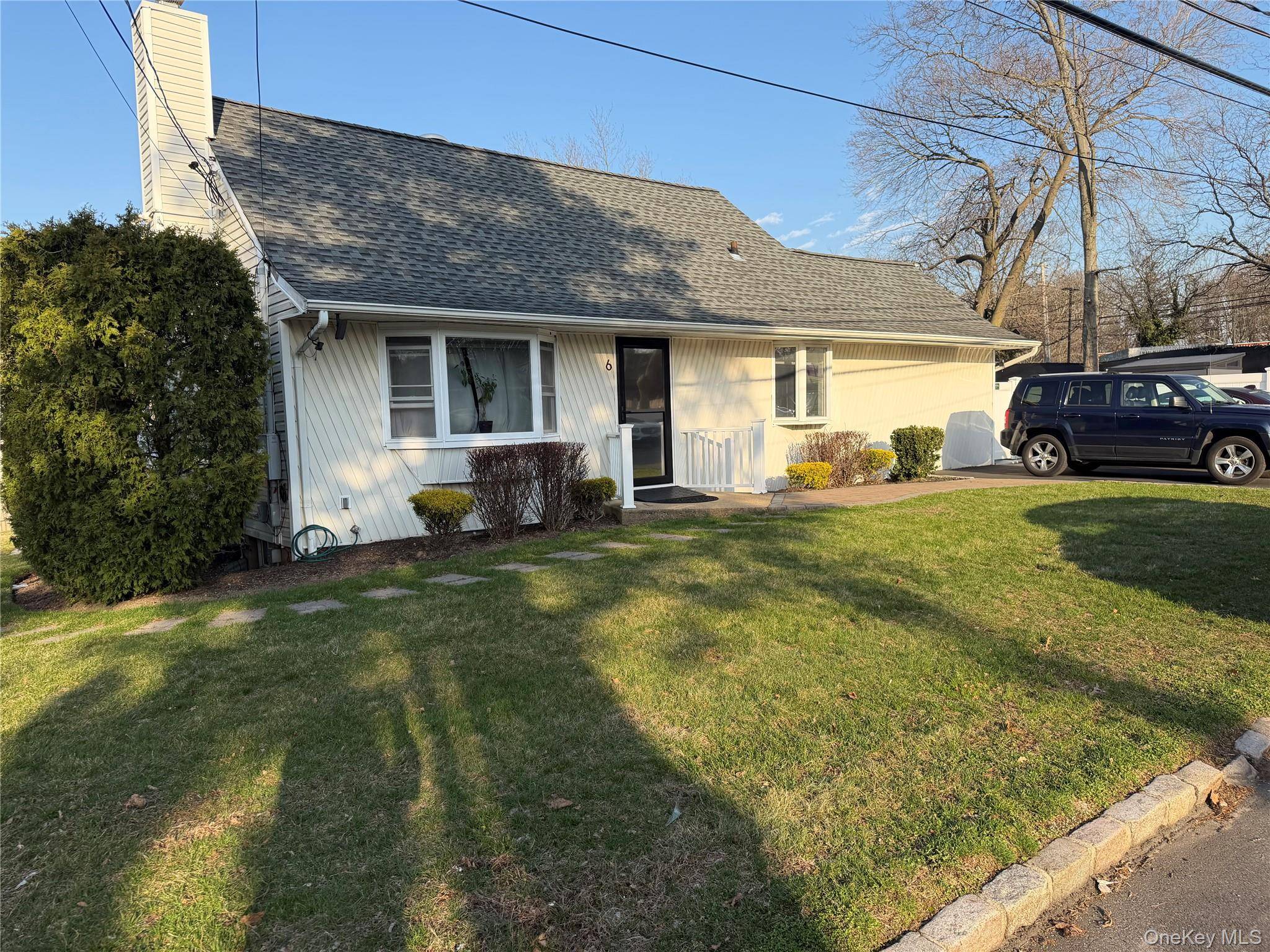 6 Thorney AVE, Huntington Station, NY 11746
