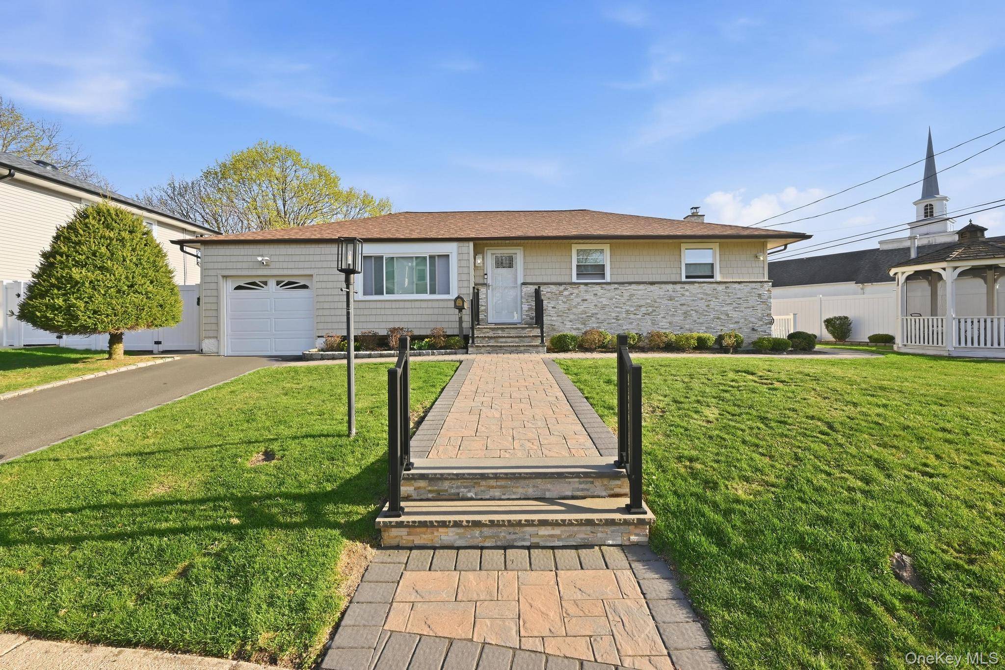 3 Miriam LN, Plainview, NY 11803