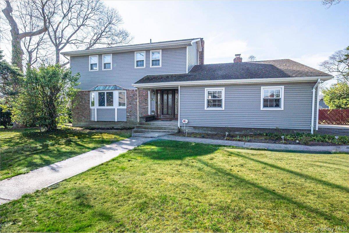 22 Oak LN, Blue Point, NY 11715