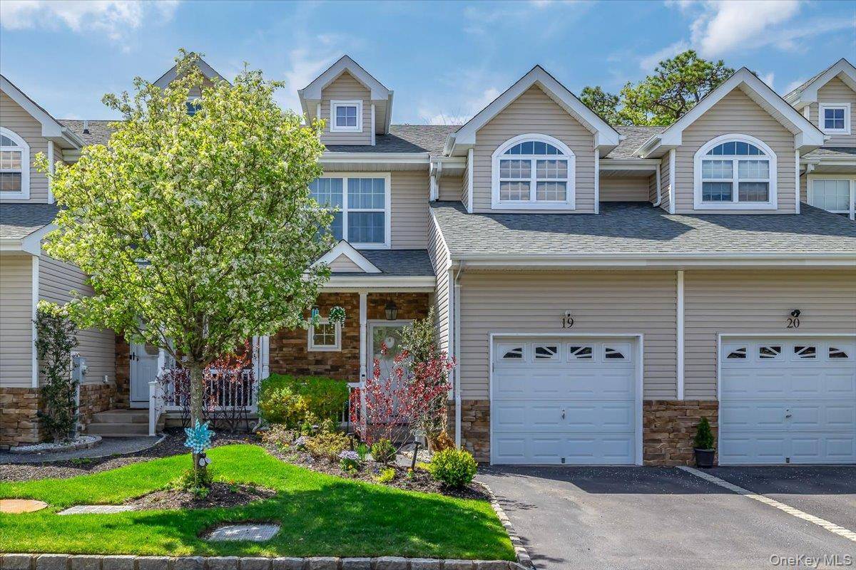 19 Terrace LN, Patchogue, NY 11772