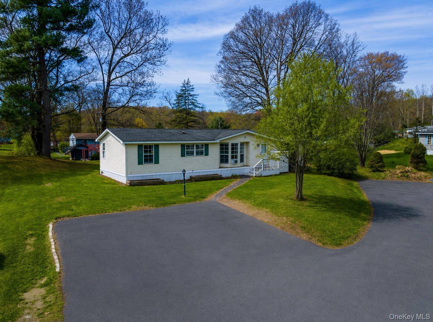 16 Birch LN, Bloomingburg, NY 12721