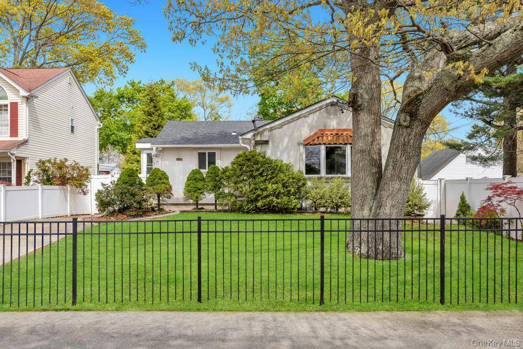 175 N 25th ST, Wheatley Heights, NY 11798