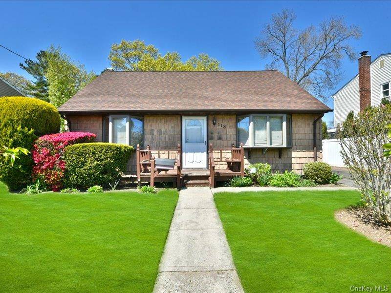 118 Park LN, Massapequa, NY 11758