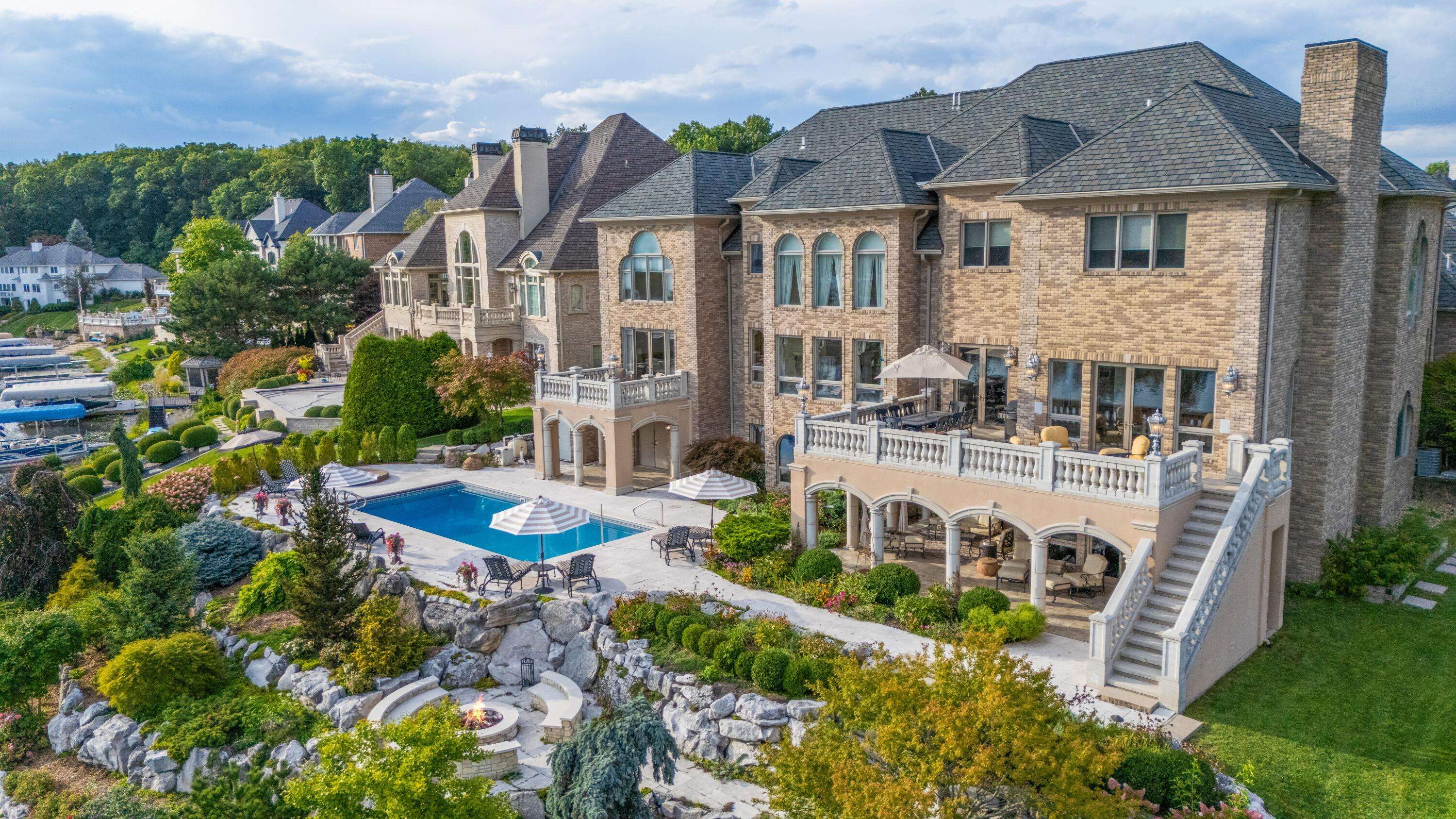459 Surrey Hill Lane, Valparaiso, IN 46385