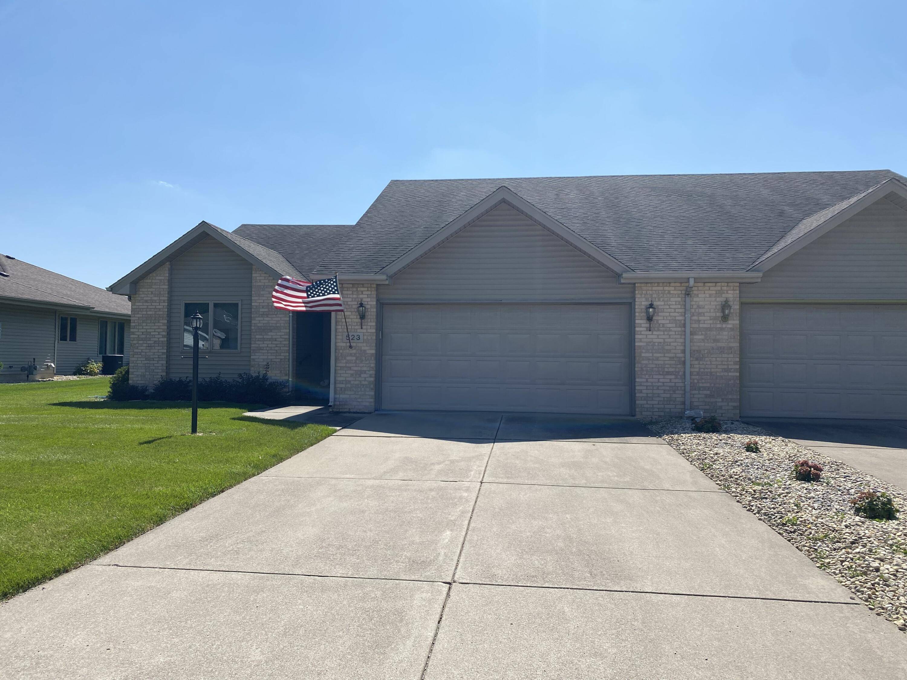 523 Hidden Oak DR, Hobart, IN 46342