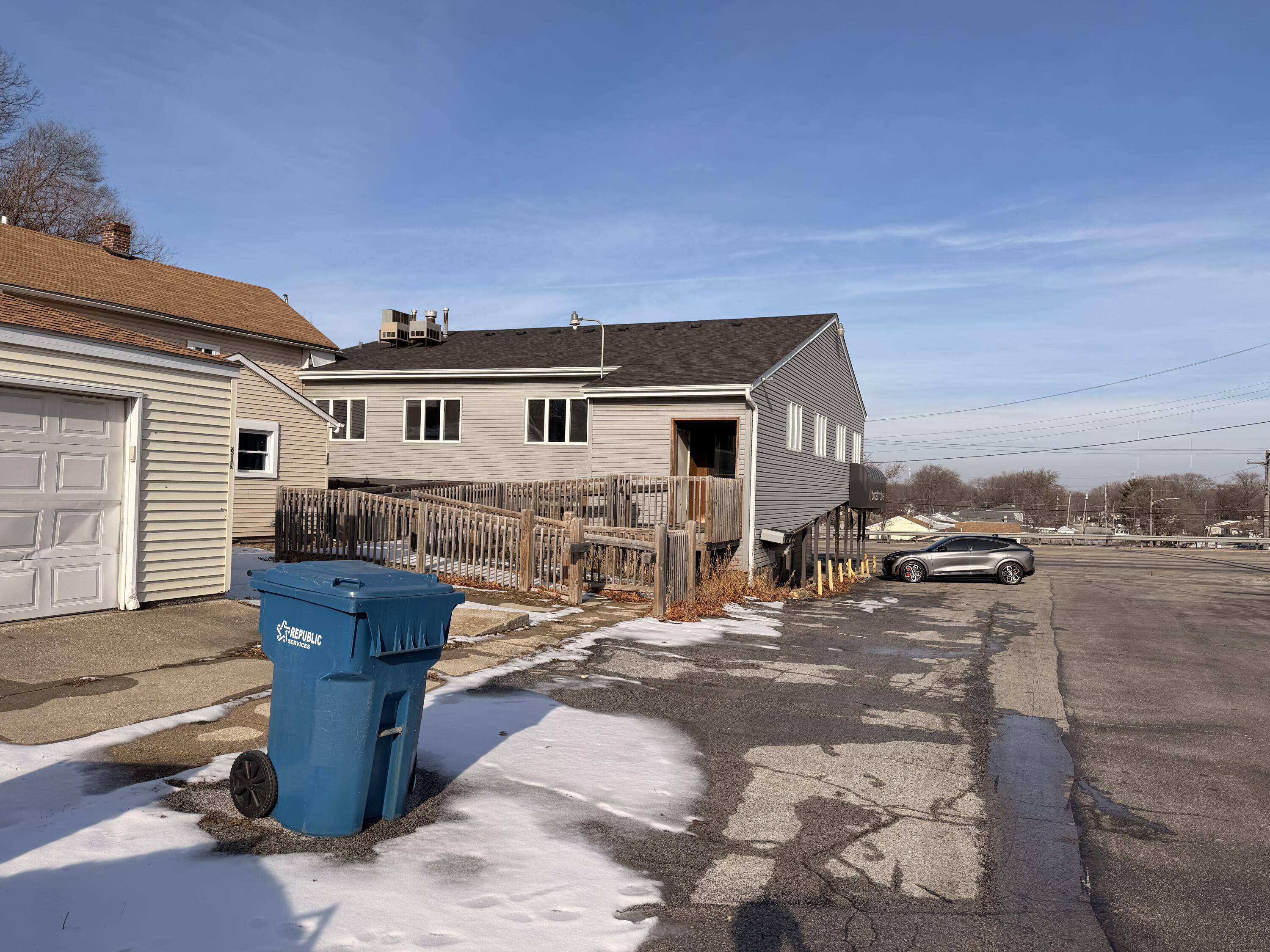 315 E Ridge RD, Griffith, IN 46319