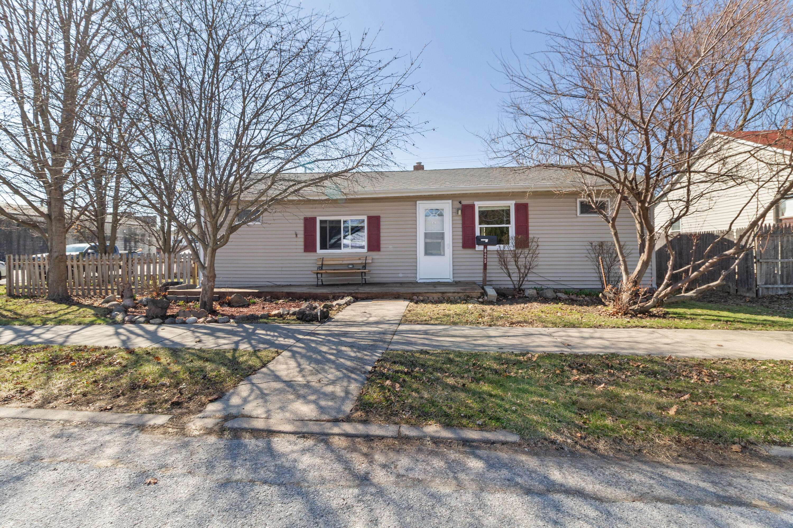 825 N Sherman ST, Crown Point, IN 46307