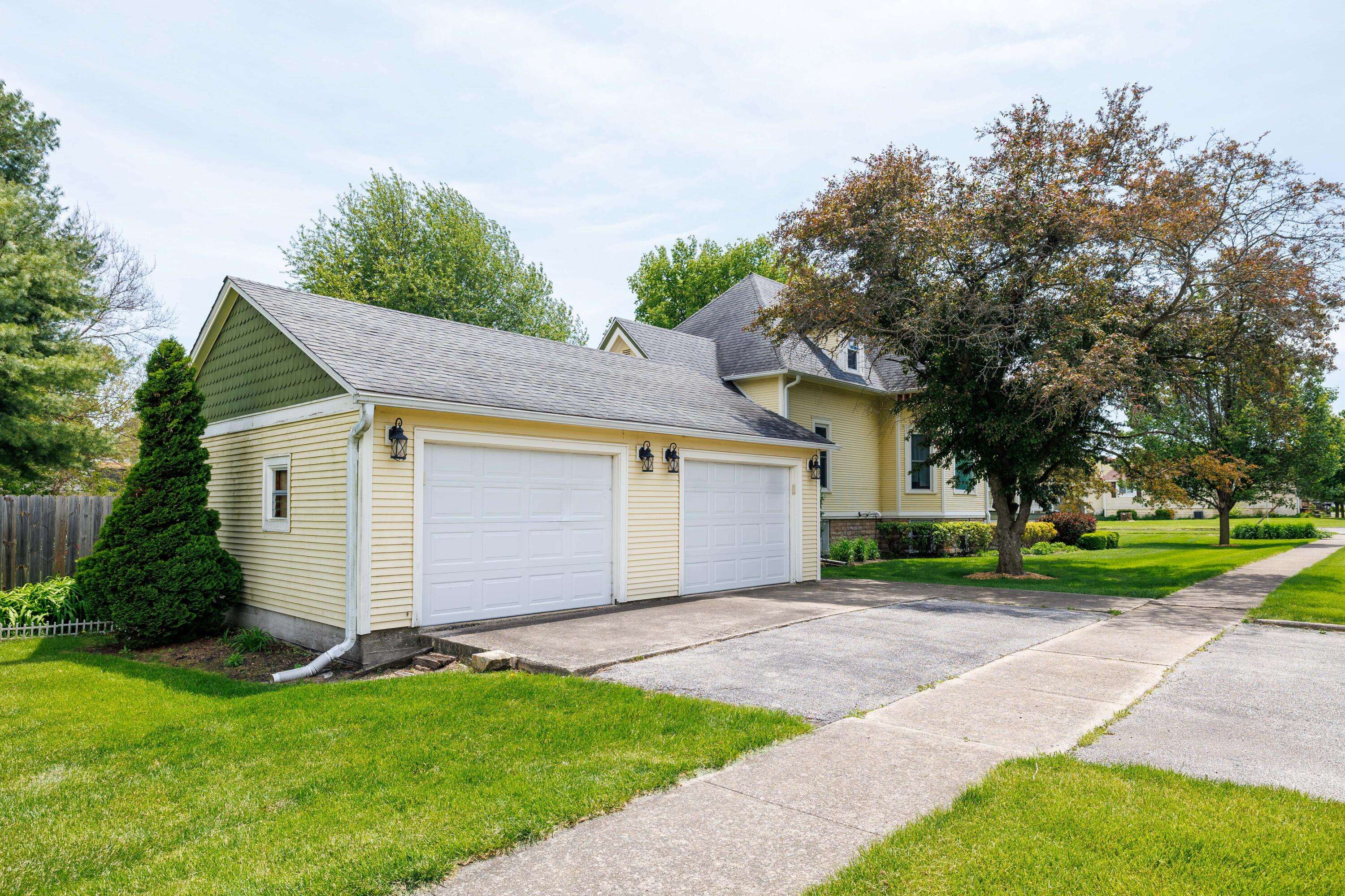 202 E Iroquois Street, Kentland, IN 47951