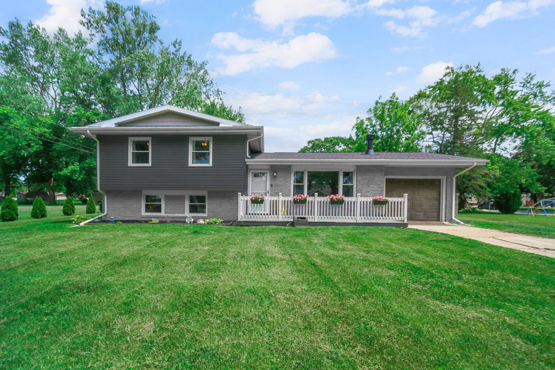 9 Hickory Drive, Hobart, IN 46342