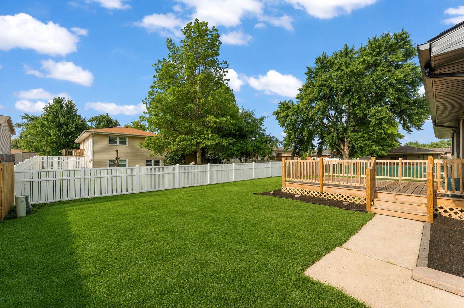 933 Hanover LN, Dyer, IN 46311