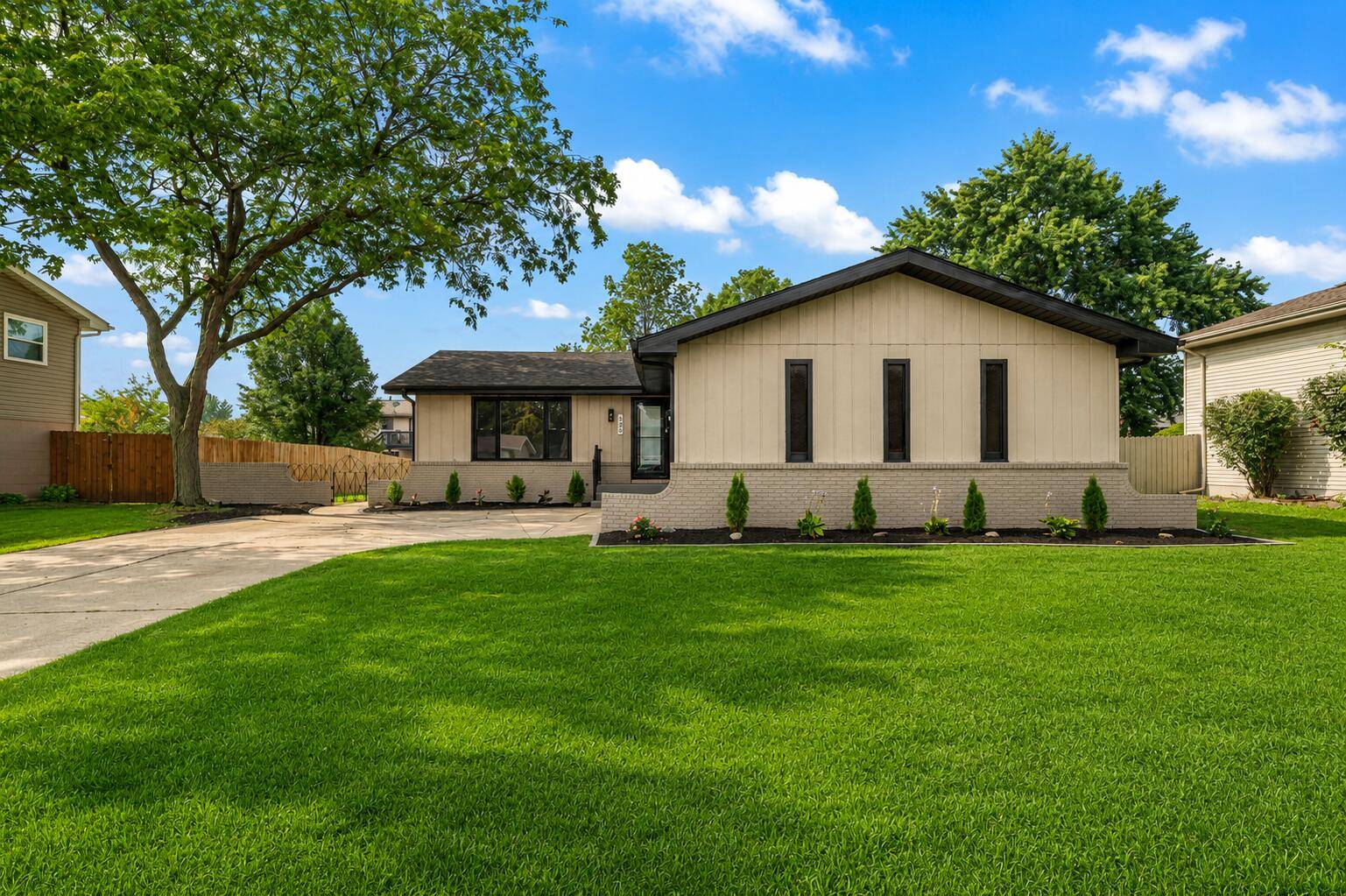 933 Hanover LN, Dyer, IN 46311