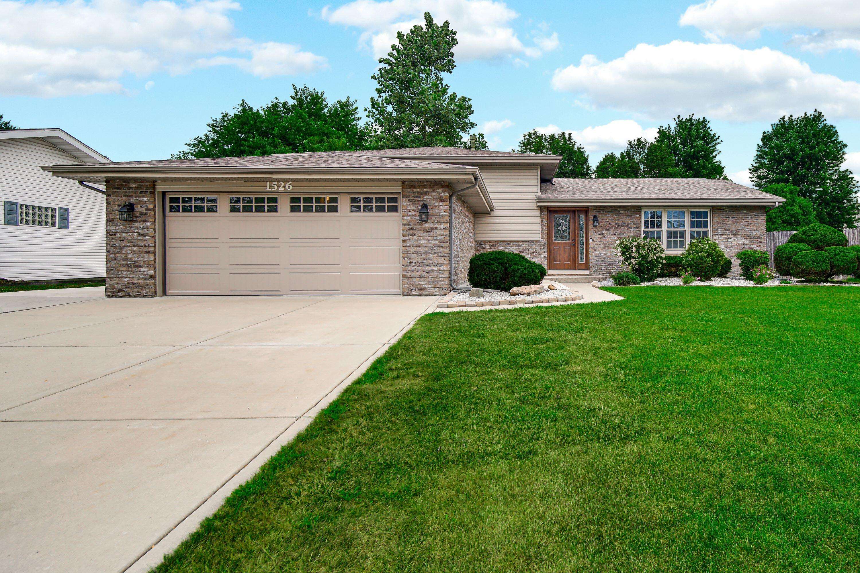 1526 Clover LN, Schererville, IN 46375