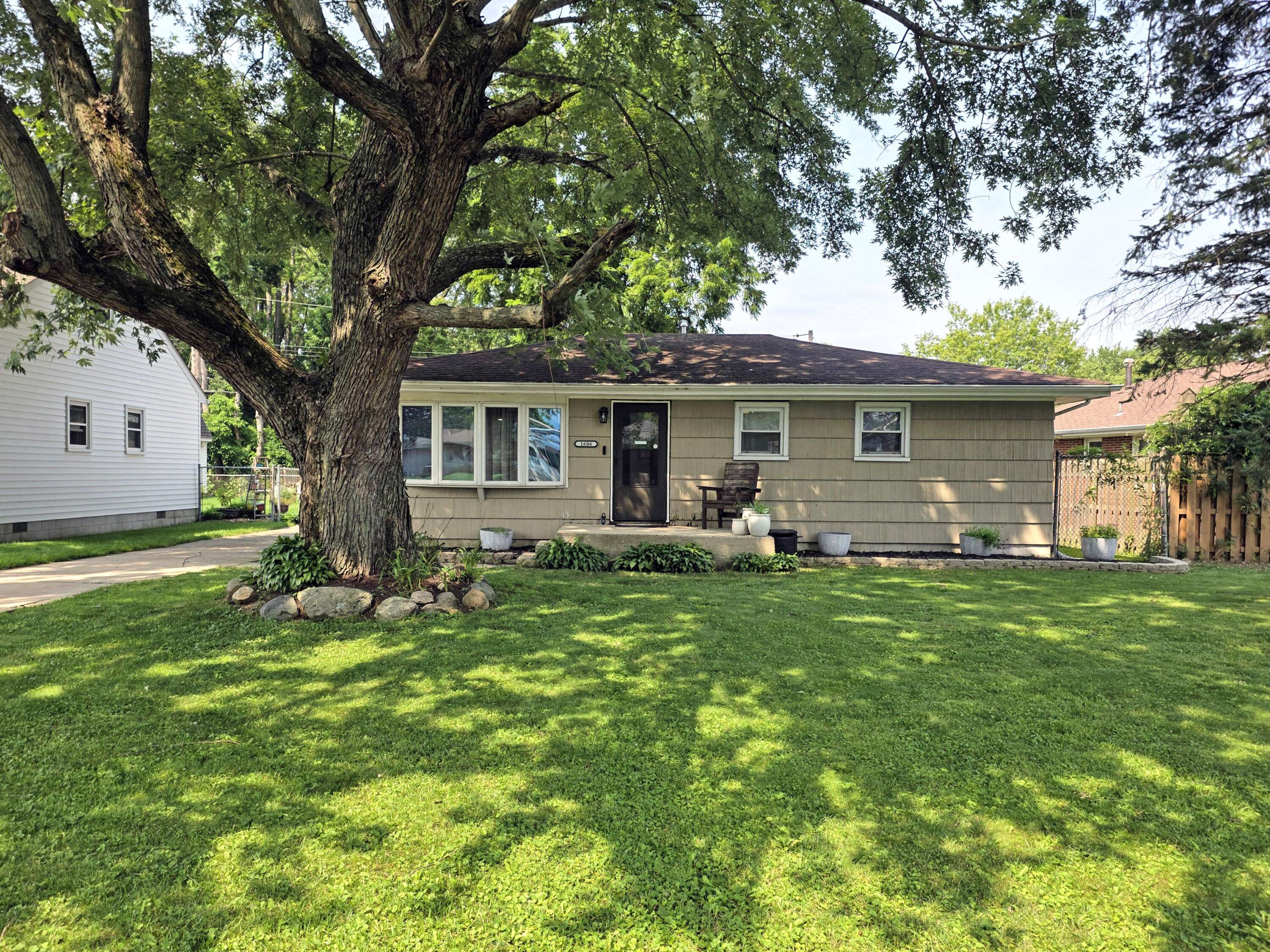 1606 Brookview Court, Hobart, IN 46342