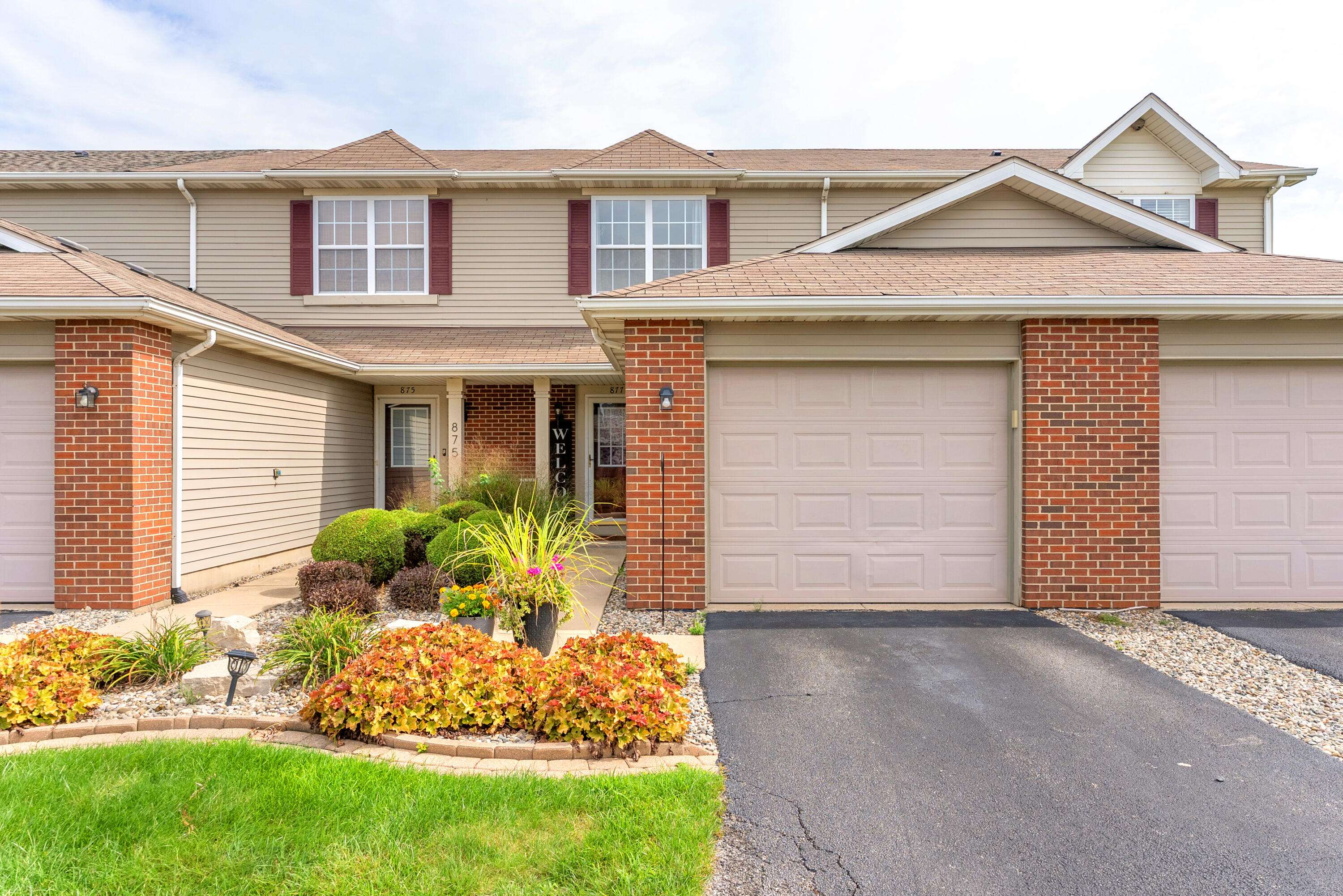 877 Flagstone Drive, Dyer, IN 46311