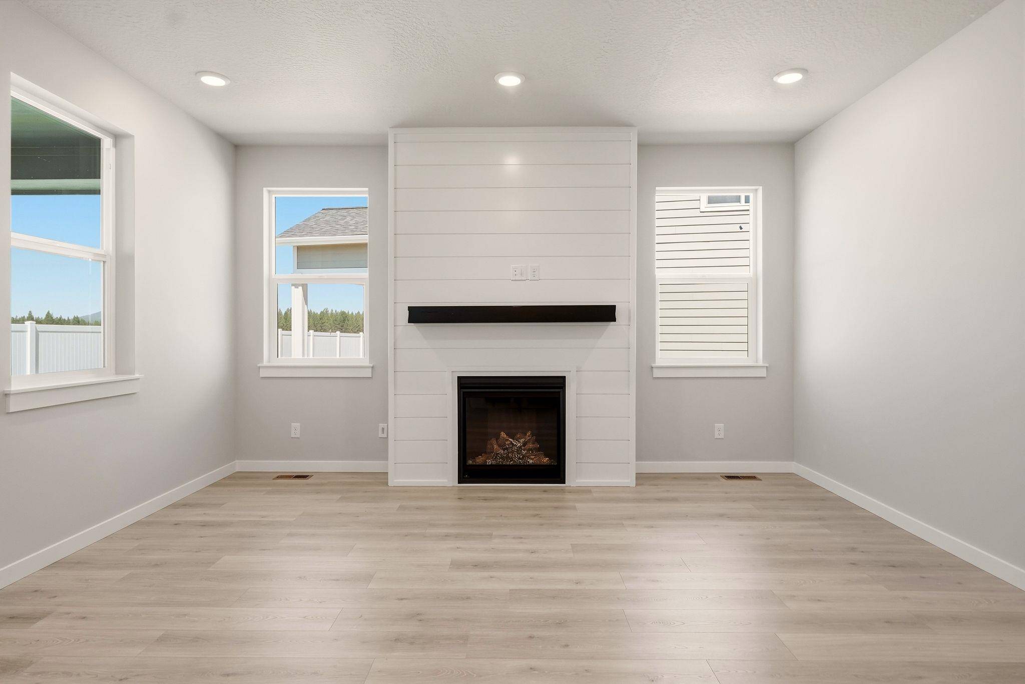 1255 N HIGH DESERT Dr, Deer Park, WA 99006