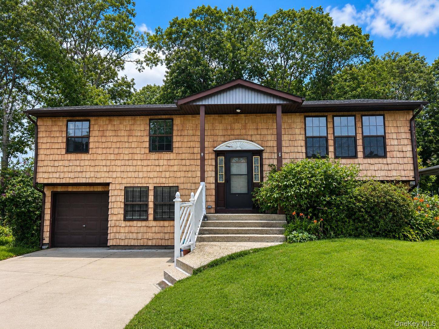 676 Bohemia Pkwy, Sayville, NY 11782