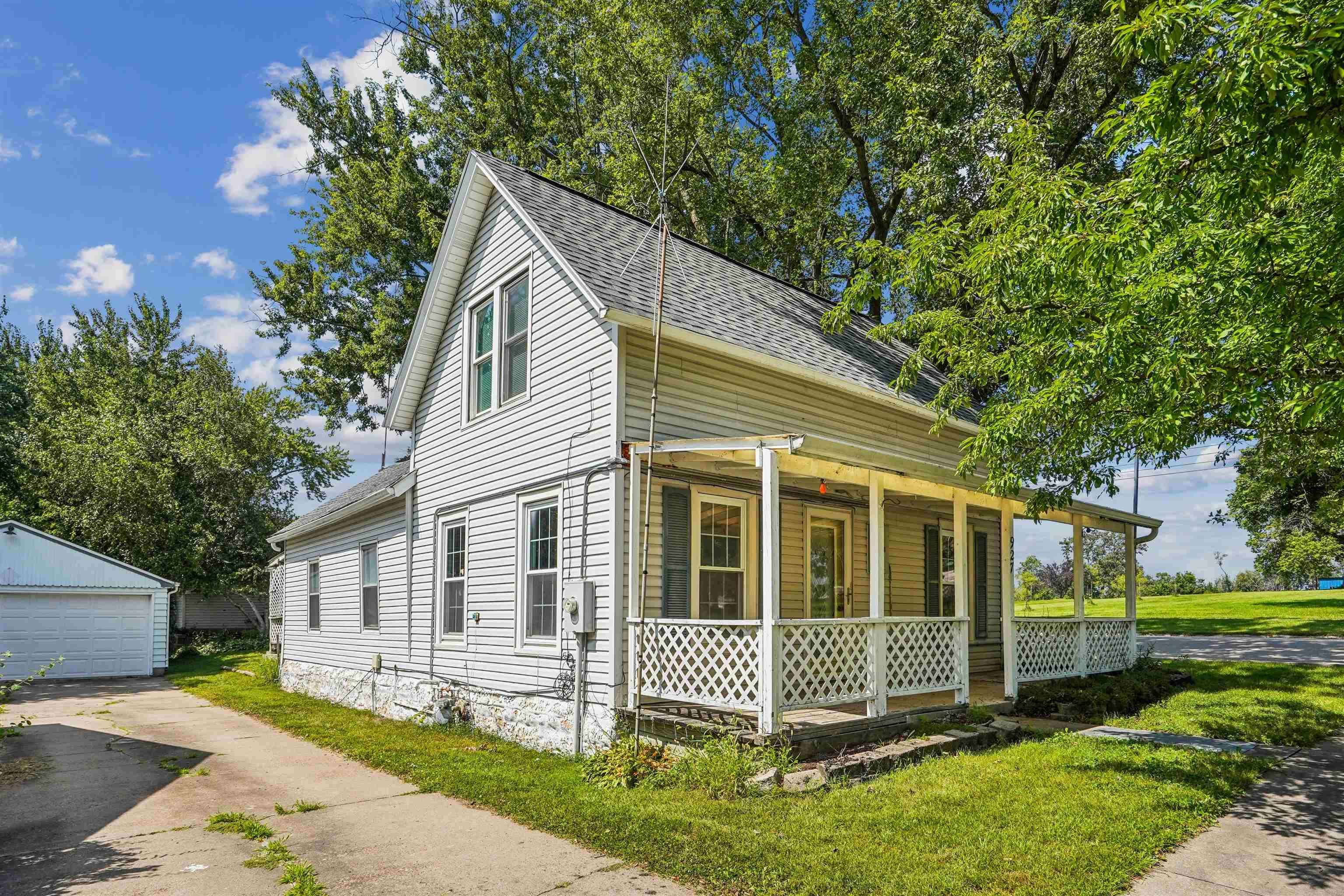 927 NW 2nd ST, Waverly, IA 50677