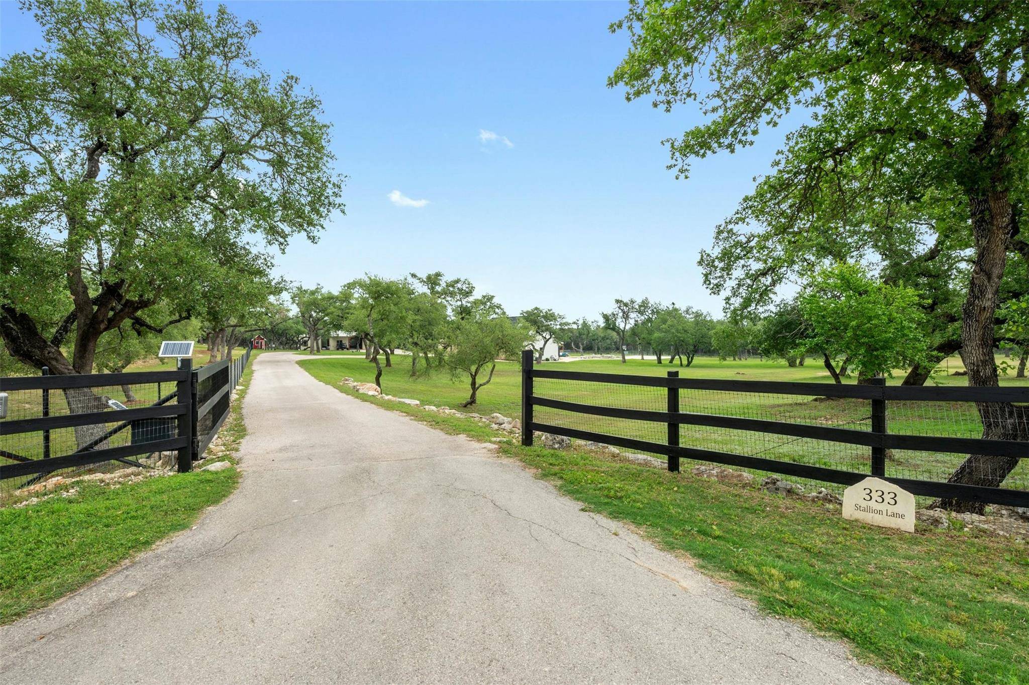 333 Stallion LN, Dripping Springs, TX 78620
