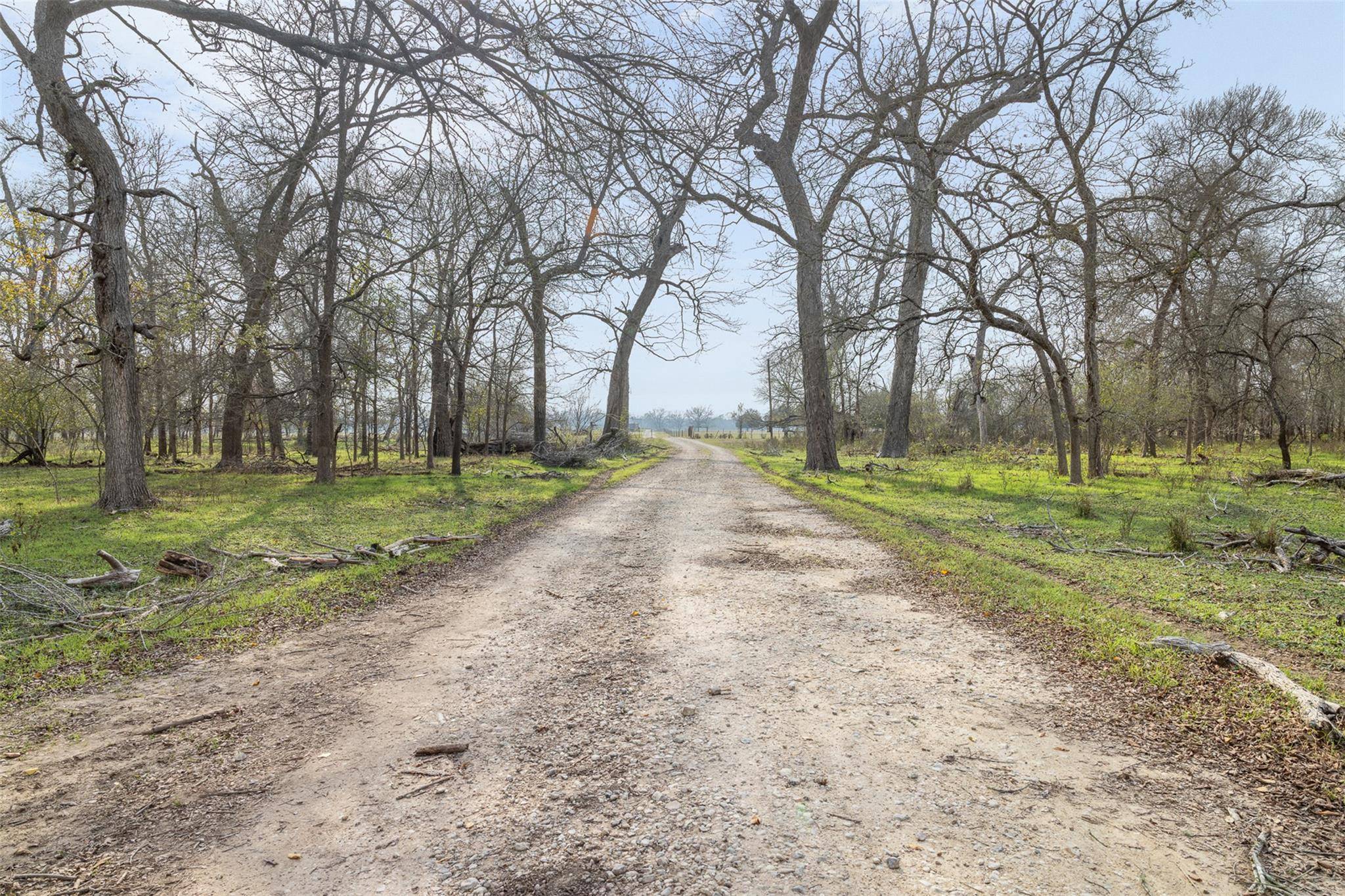 1144 Treetop LN, Luling, TX 78648