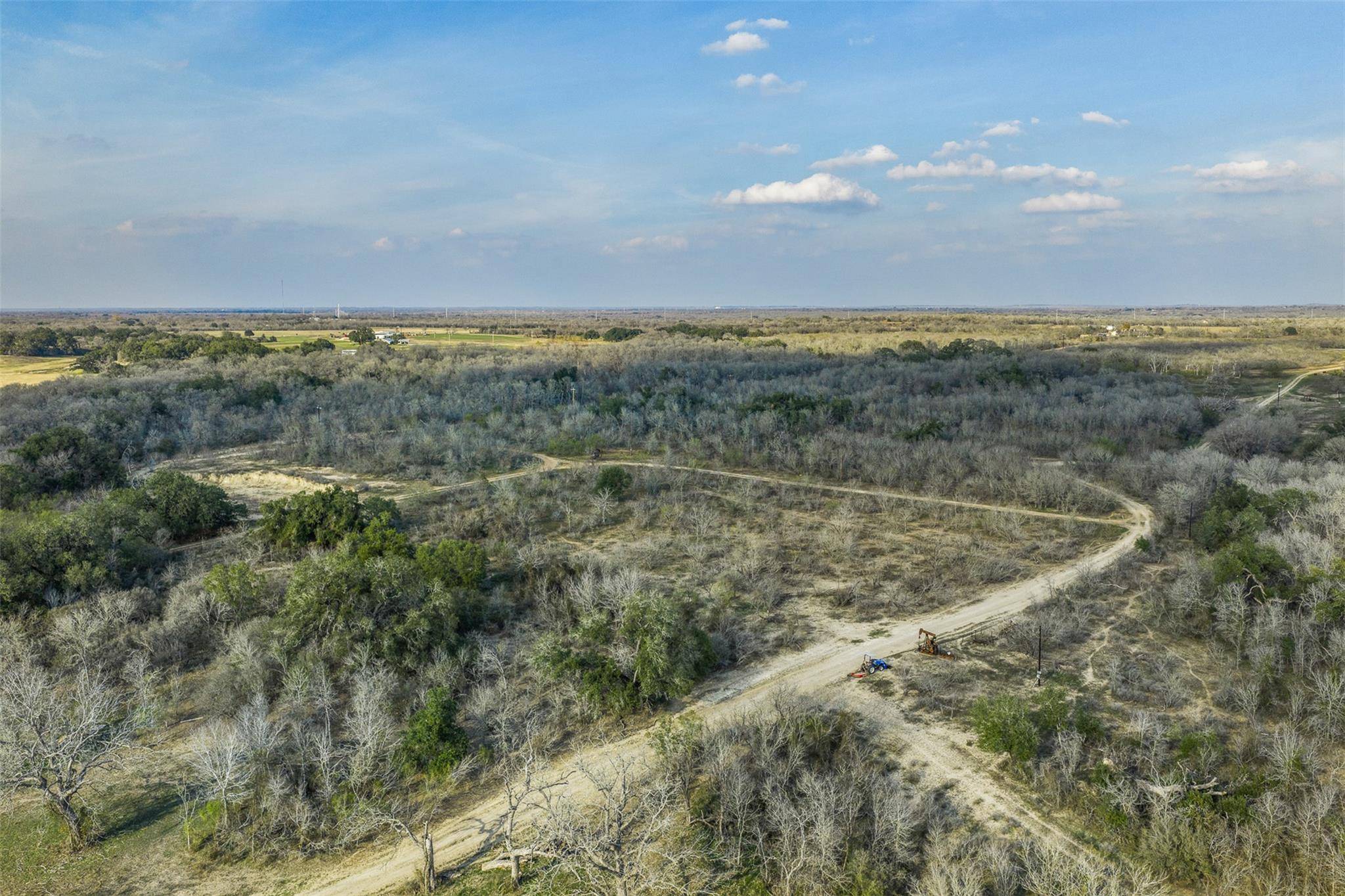 1144 Treetop LN, Luling, TX 78648