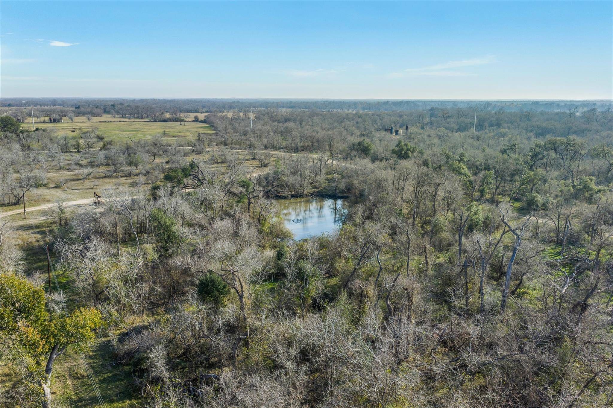 1144 Treetop LN, Luling, TX 78648