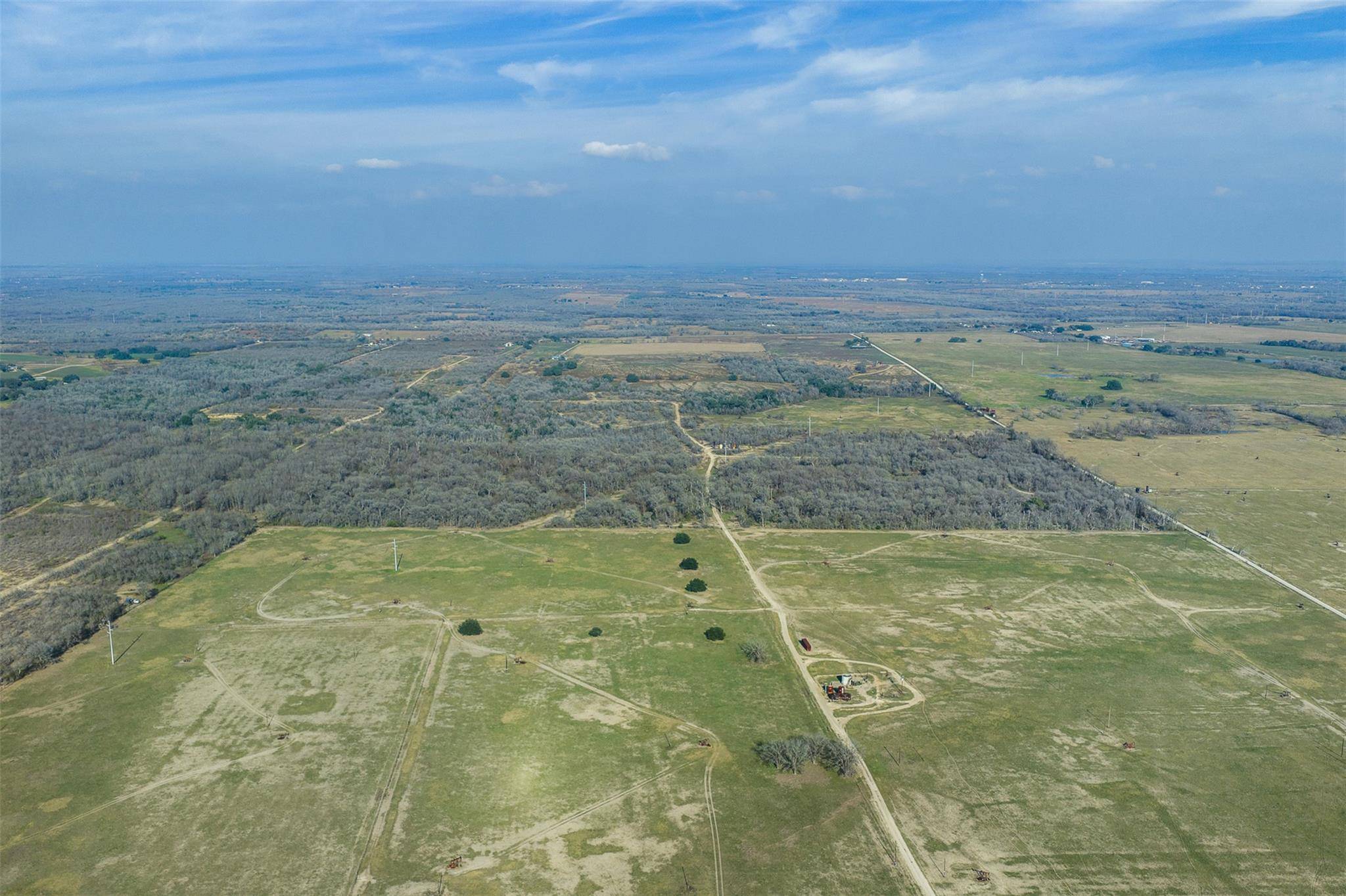 1144 Treetop LN, Luling, TX 78648