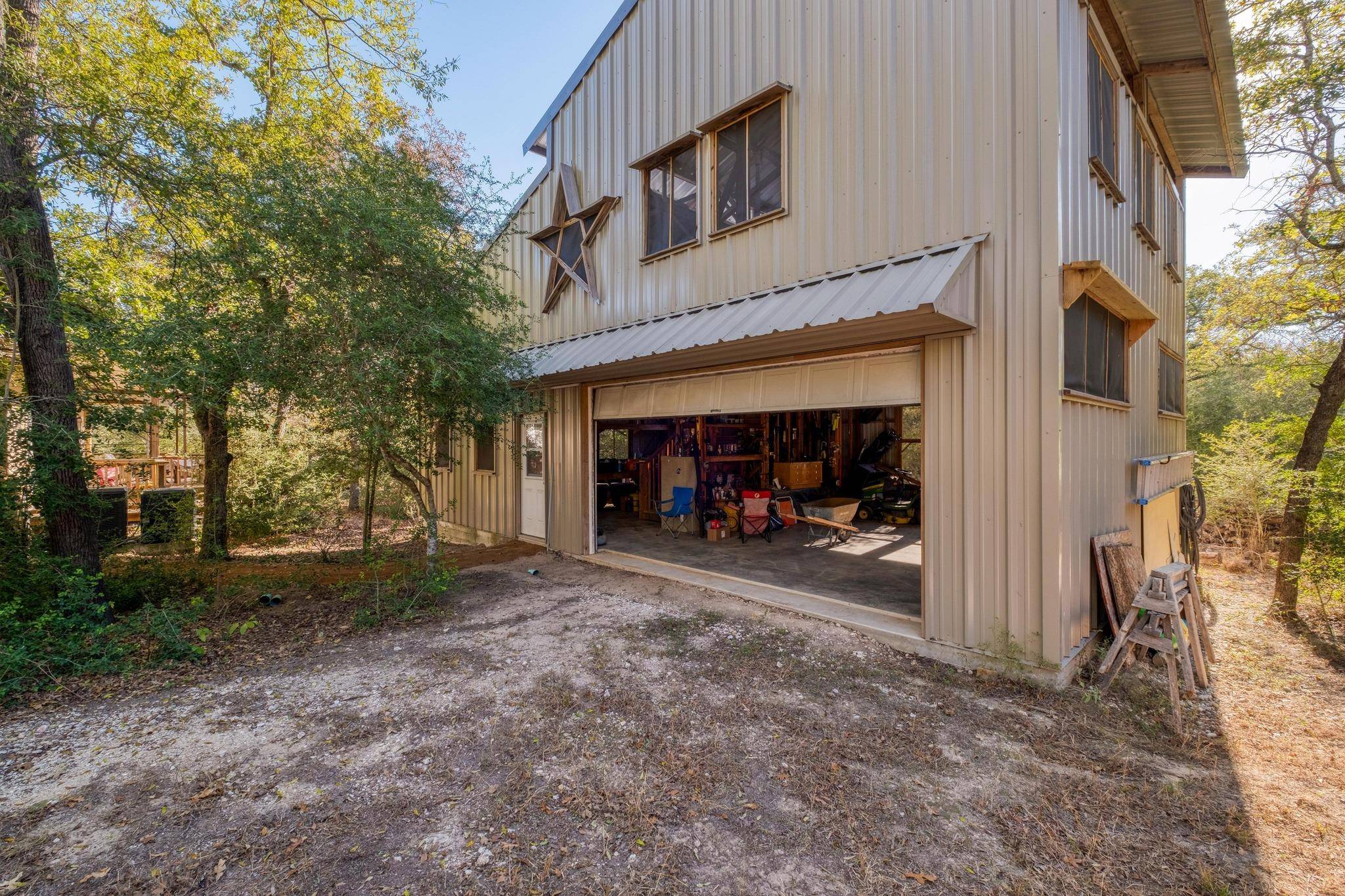 123 Bowie TRL, Luling, TX 78648