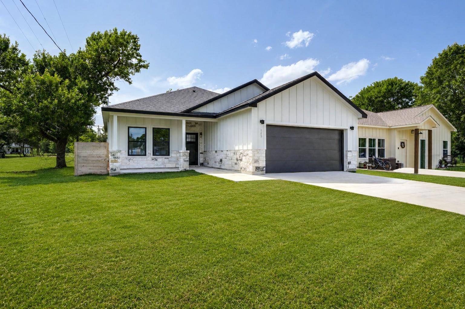 889 S Leon, Giddings, TX 78942