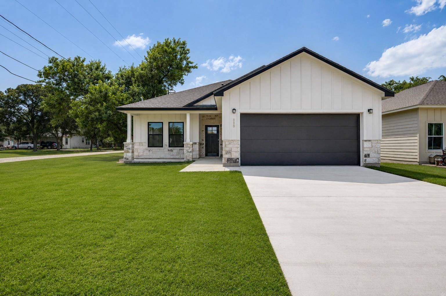 889 S Leon, Giddings, TX 78942
