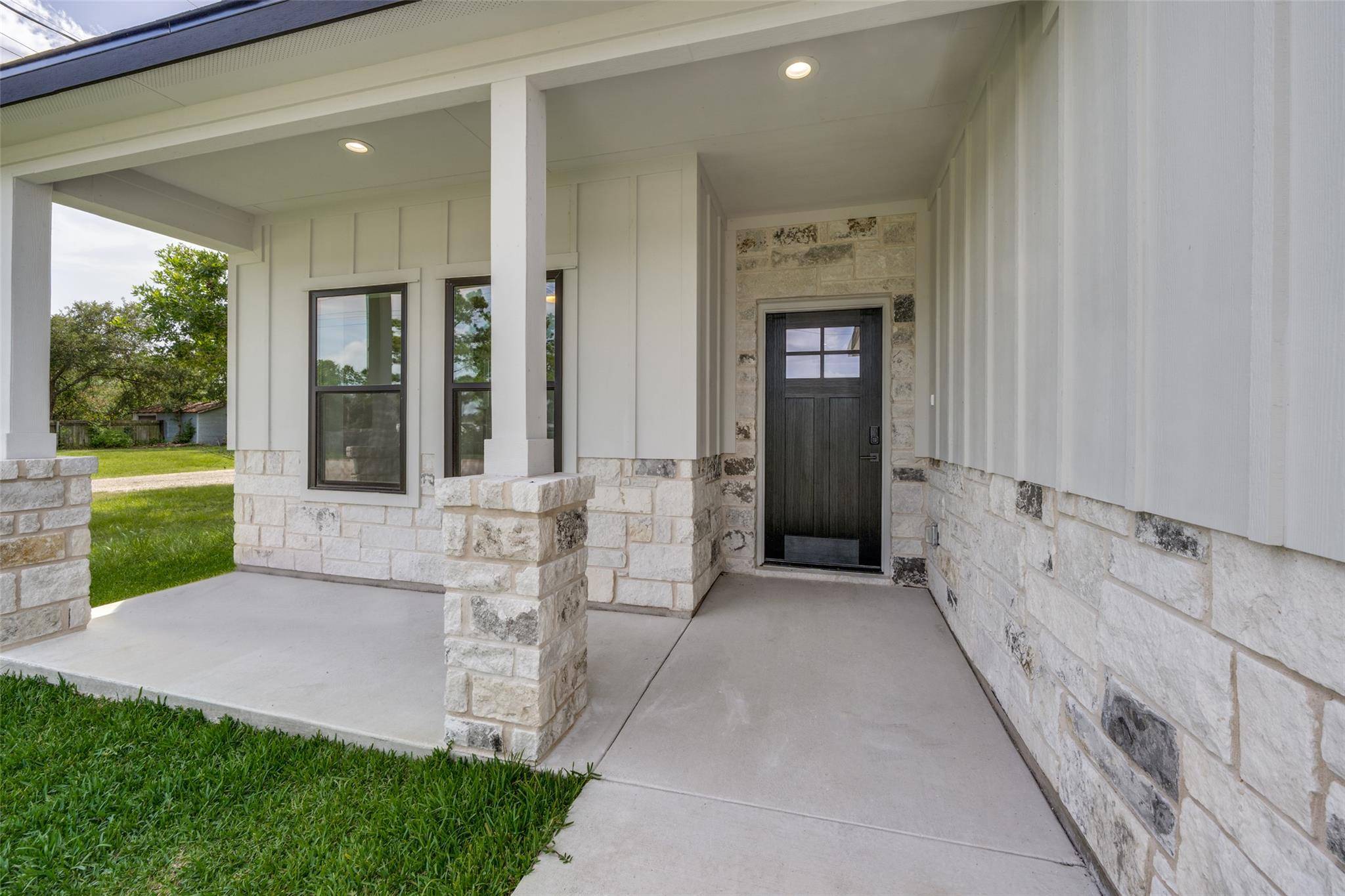 889 S Leon, Giddings, TX 78942