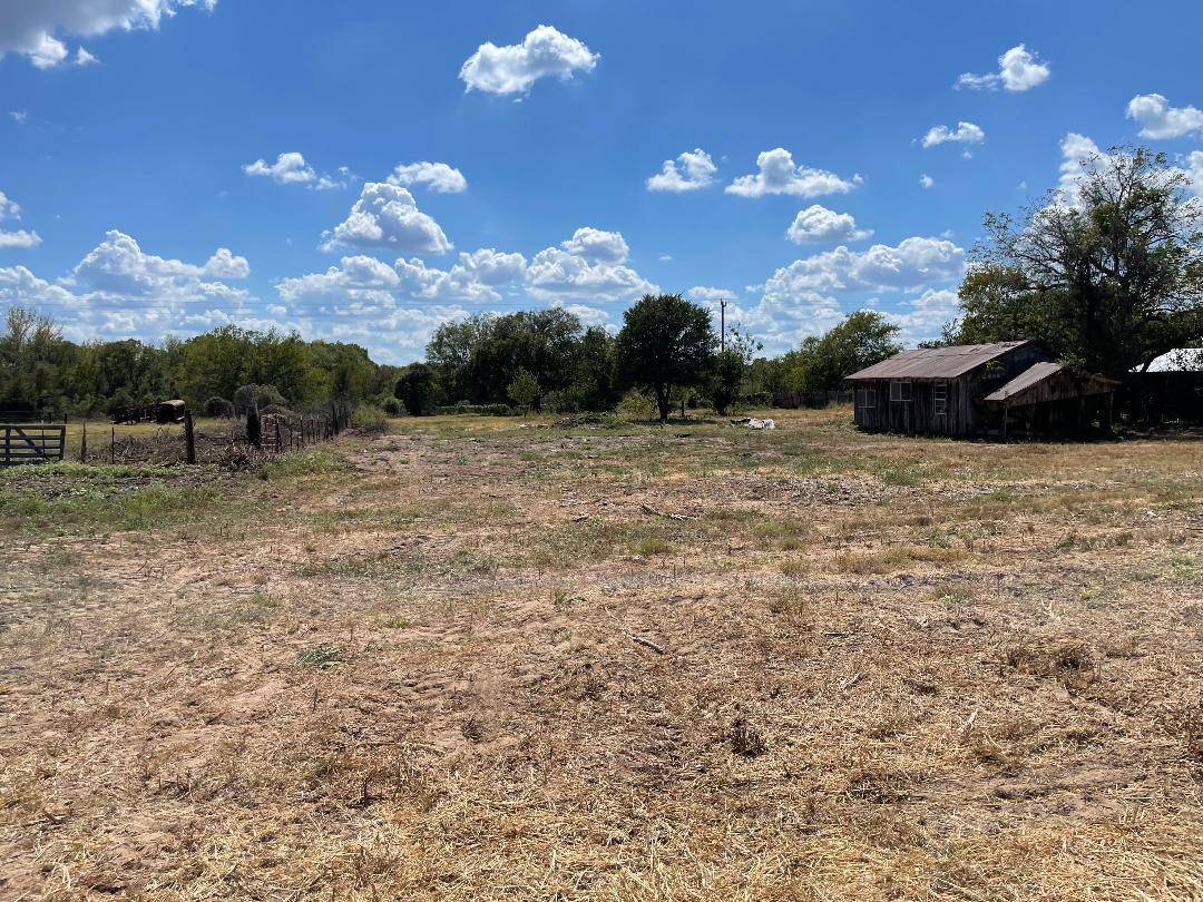 000 Young RD, Smithville, TX 78957